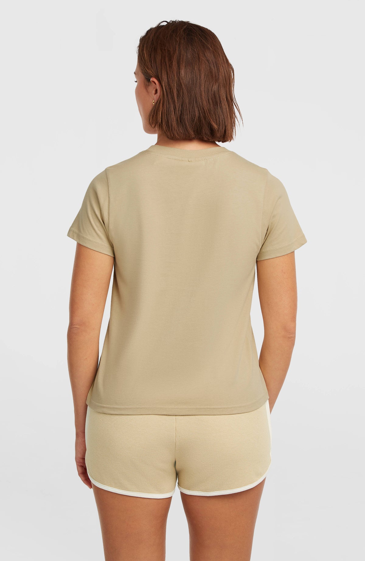 O'Riginals Badge T-Shirt für Damen, beige, schlichte Rückansicht mit kurzen Ärmeln am Model
