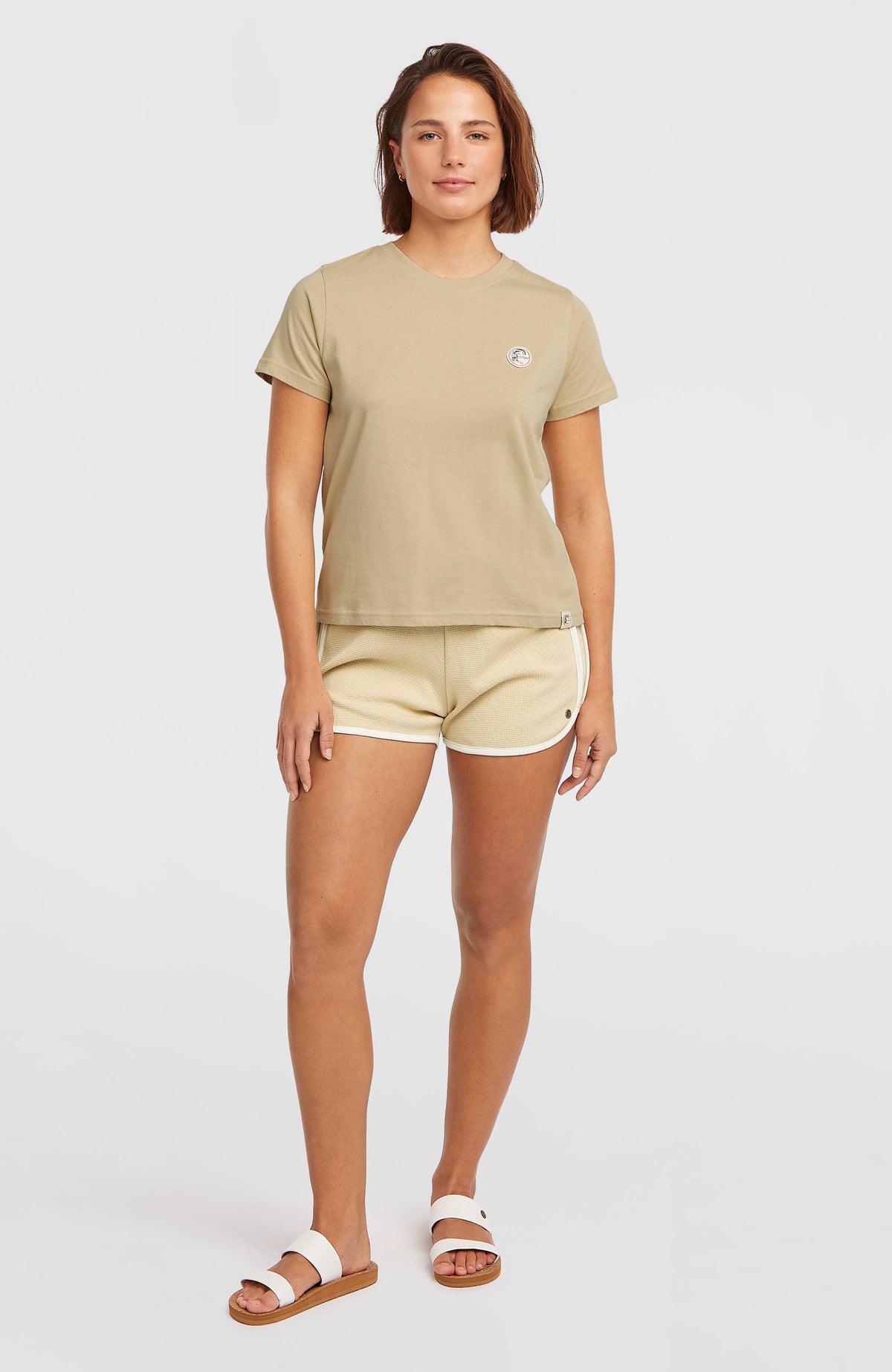 O'Riginals Badge T-Shirt für Damen, beige, getragen am Model in Ganzkörperansicht von vorne