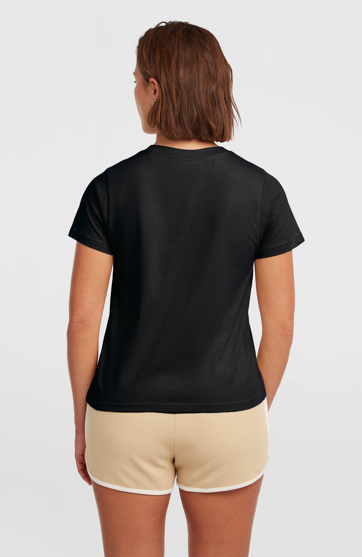O'Riginals Badge T-Shirt für Damen, schwarz, Rückansicht am Model mit klassischem Rundhalsausschnitt