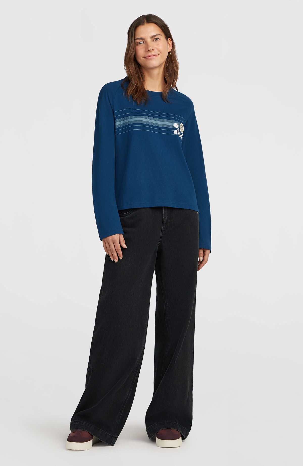 O'Riginals Langarmshirt für Damen, blau mit Streifenmuster in Hellblau und Weiß, Ganzkörperansicht am Model