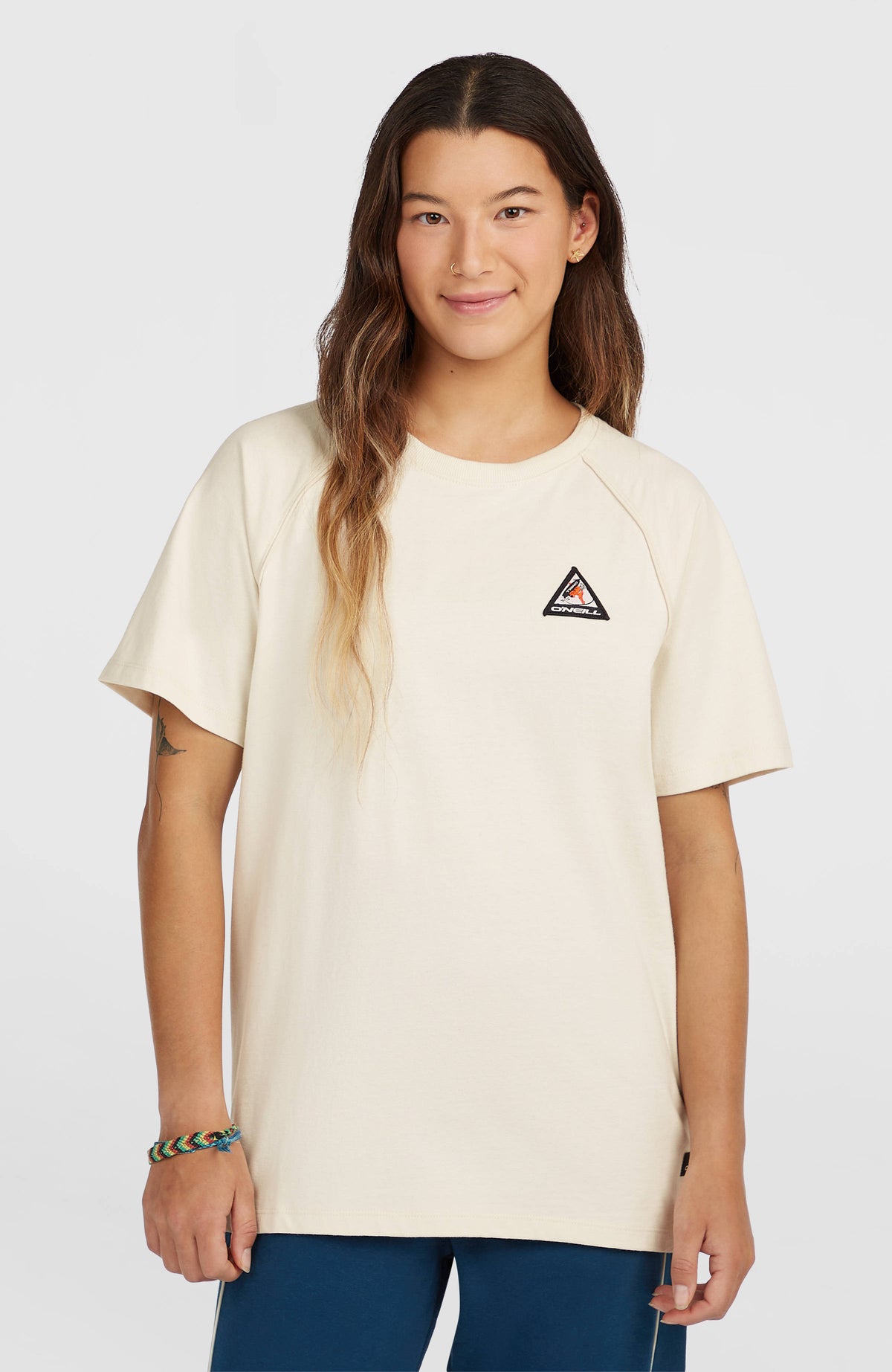 O'Neill FWC'Play T-Shirt für Damen, weiß, Vorderansicht am Model mit dreieckigem Logo-Badge
