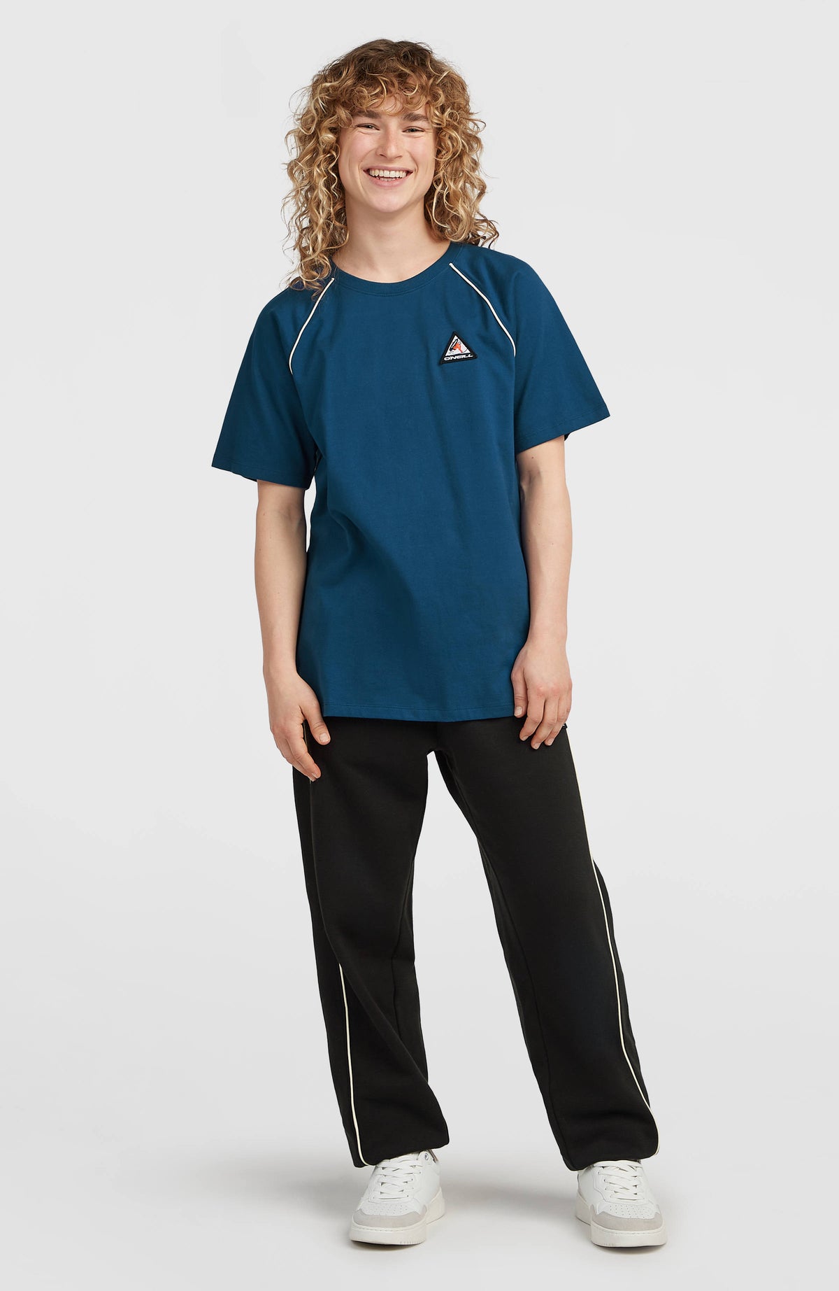 FWC'Play T-Shirt für Damen, blau, getragen am Model in Ganzkörperansicht