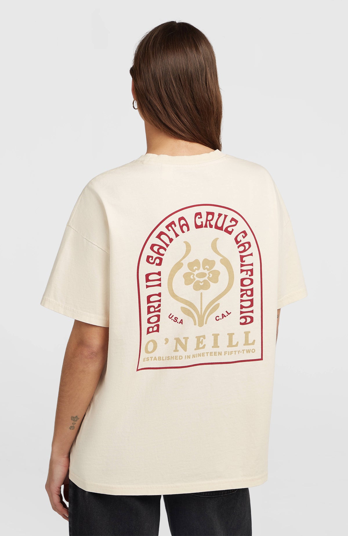 O'Riginals Back-Print T-Shirt für Damen, weiß mit Logo-Print in Rot und Beige, Rückansicht am Model
