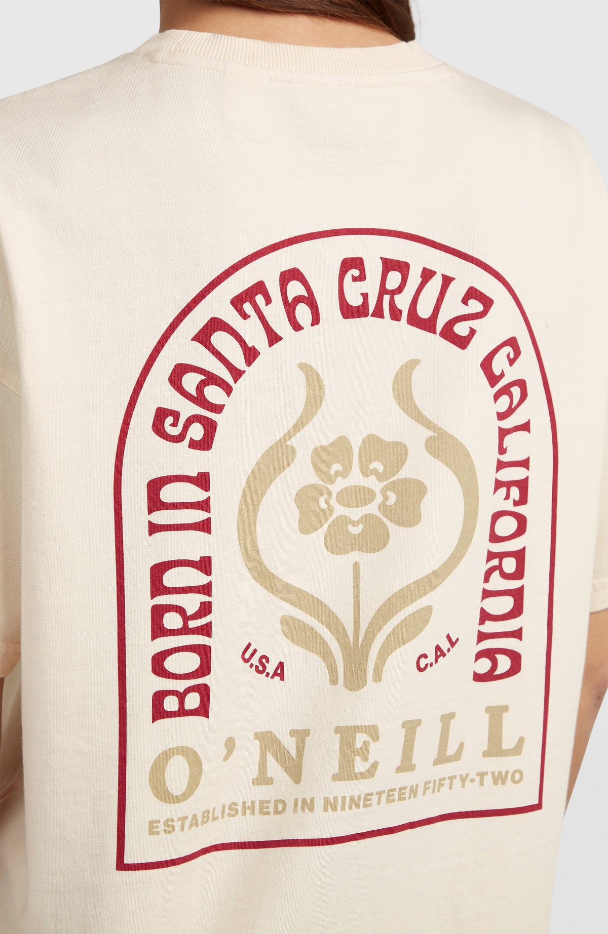 O'Riginals Back-Print T-Shirt, weiß mit Logo-Print in Rot und Beige, Nahaufnahme des Rückenprints am Model