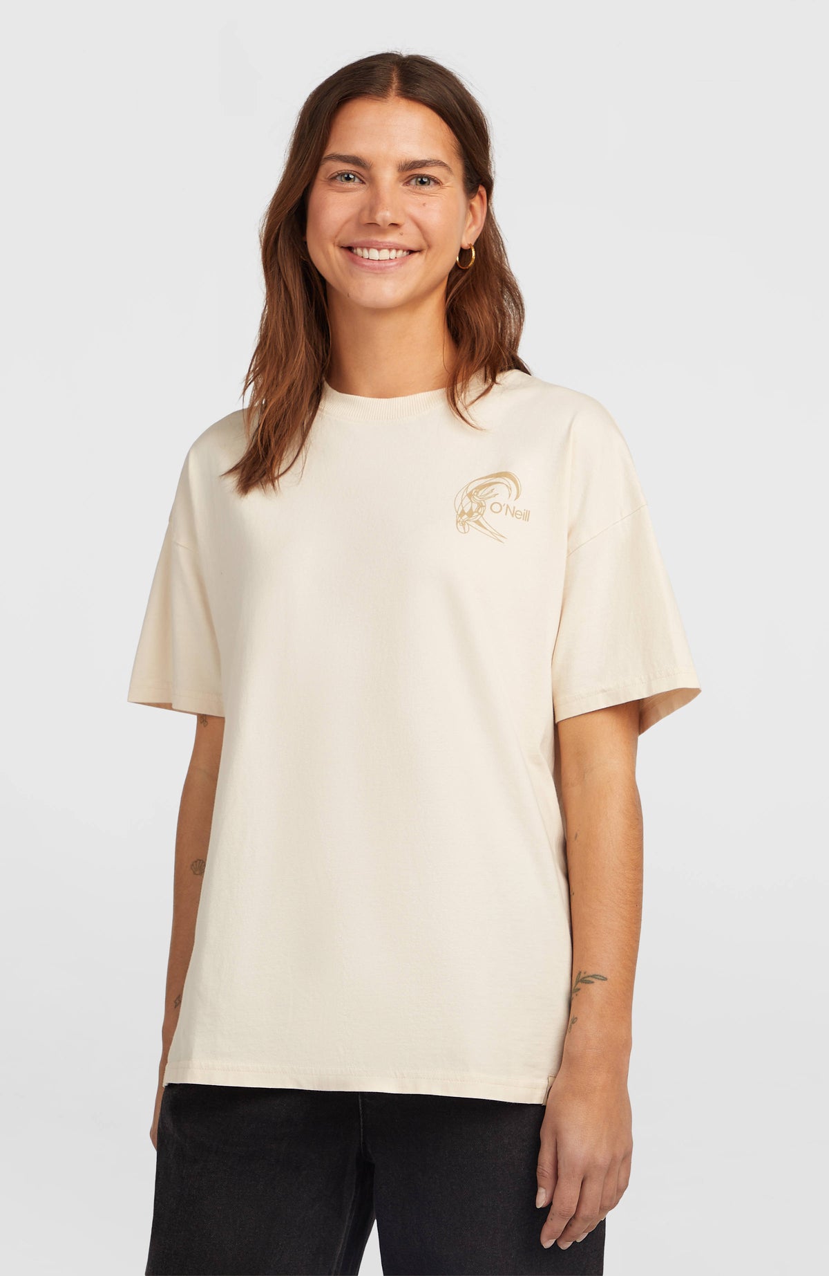 O'Riginals Back-Print T-Shirt für Damen, weiß, Vorderansicht am Model mit kleinem Print auf der Brust