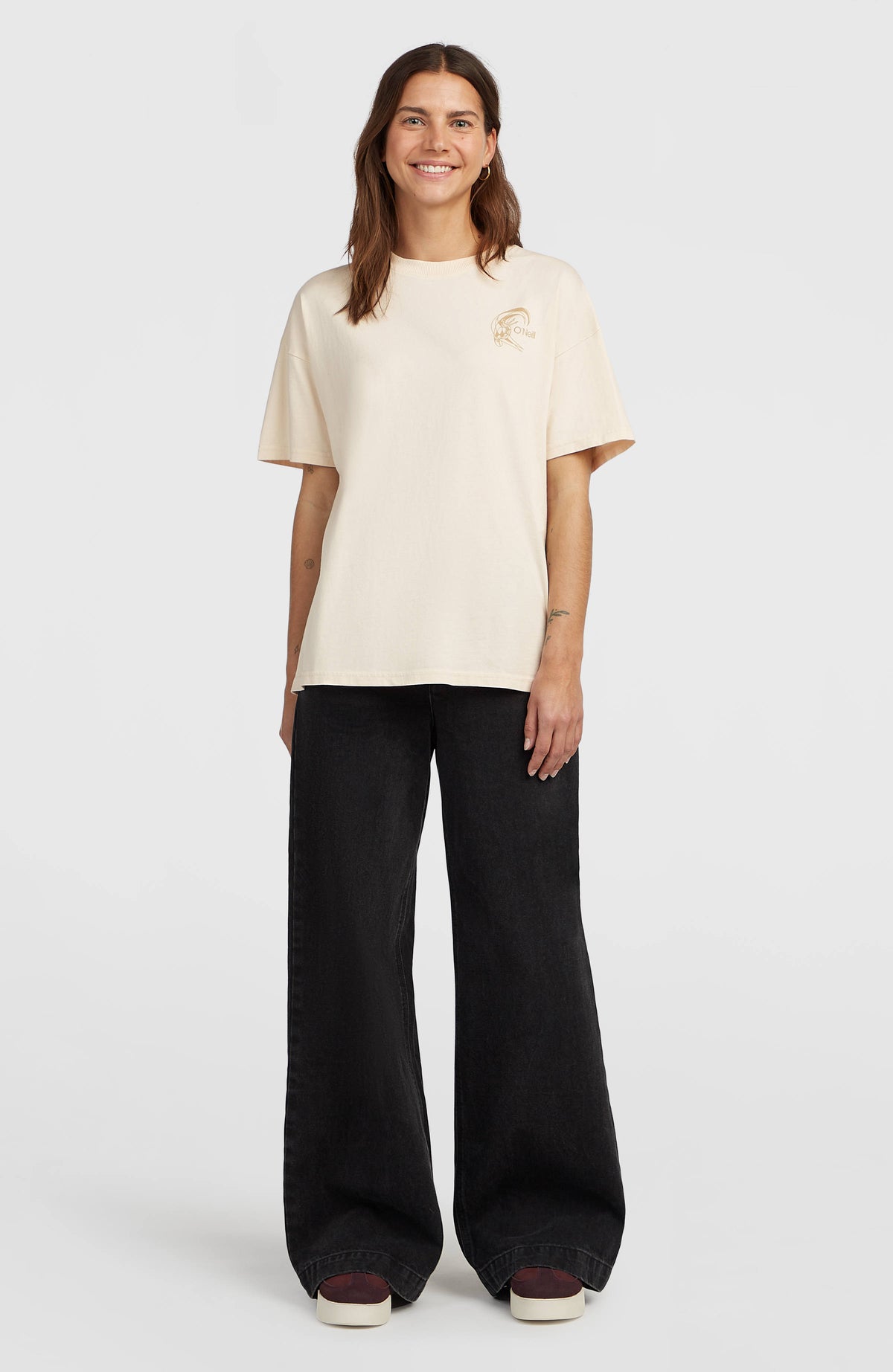 O'Riginals Back-Print T-Shirt für Damen, weiß, Ganzkörperansicht von vorne am Model mit weitem Schnitt