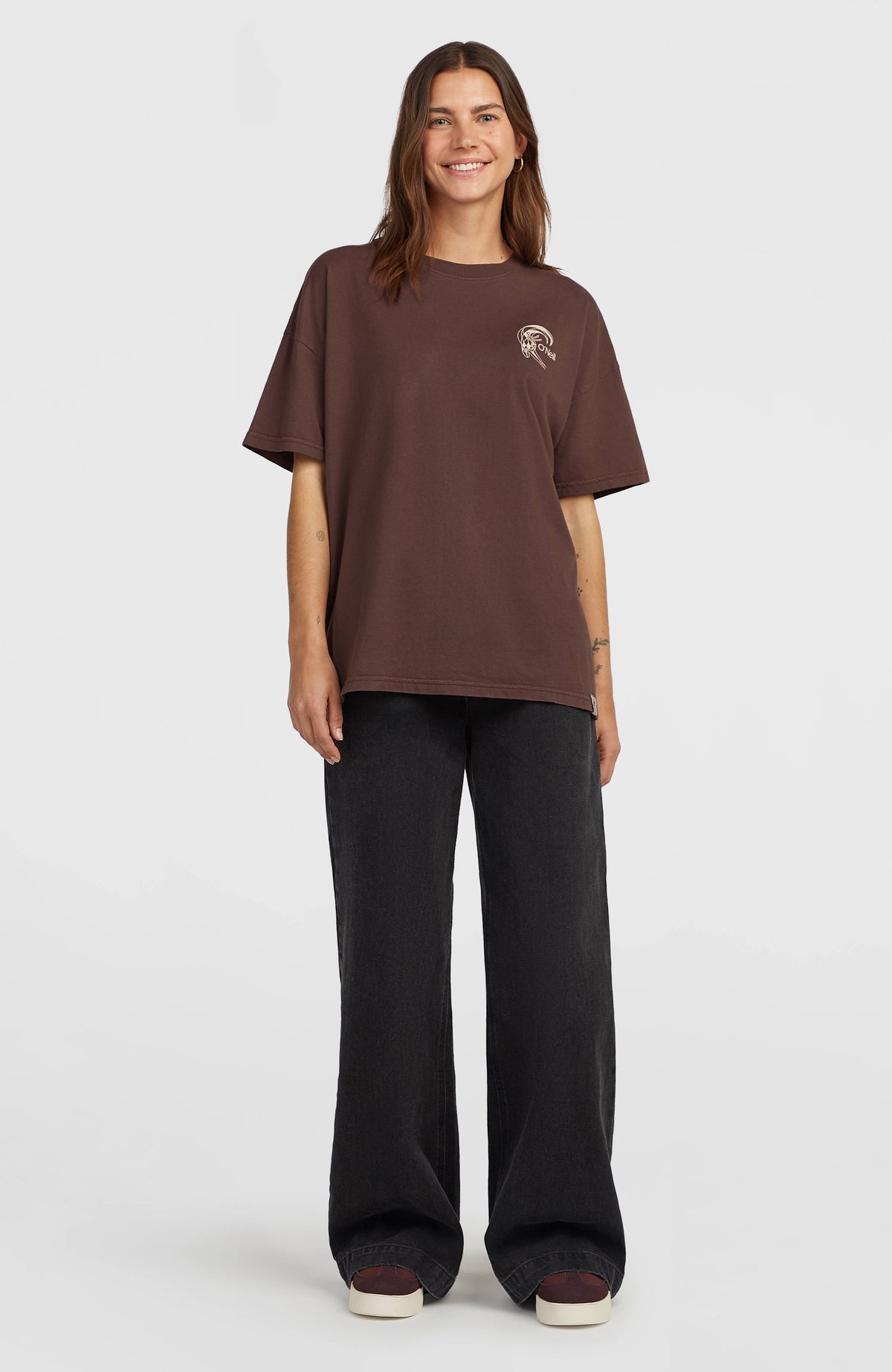 O'Riginals Back-Print T-Shirt für Damen, lila, Ganzkörperansicht von vorne getragen am Model