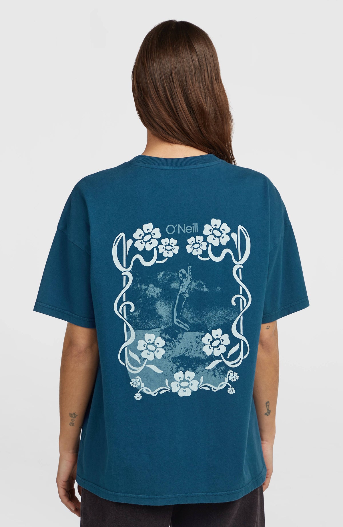 O'Riginals Back-Print T-Shirt für Damen, blau mit Grafik-Print in Hellblau und Weiß, Rückansicht am Model