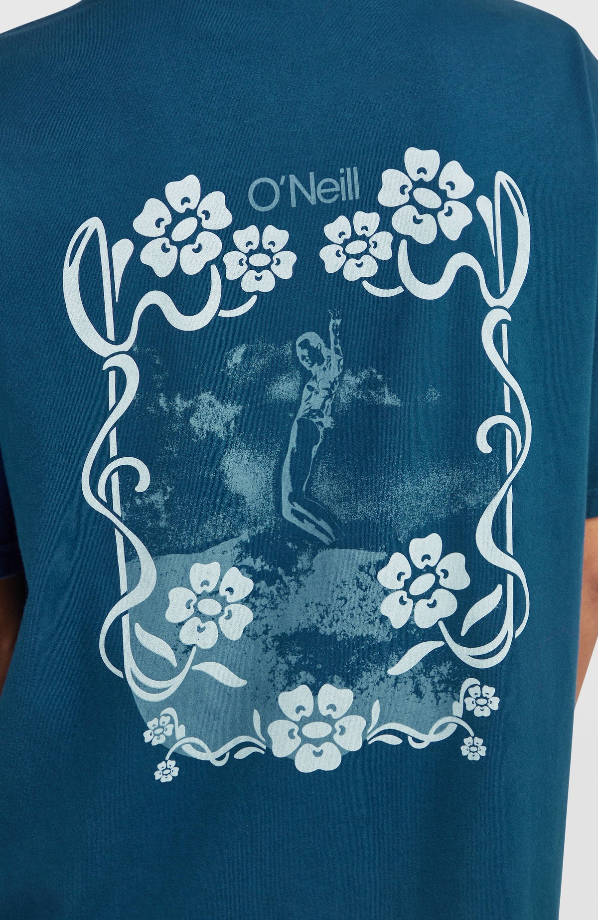O'Riginals Back-Print T-Shirt, blau mit Grafik-Print in Hellblau und Weiß, Nahaufnahme des Rücken-Prints am Model