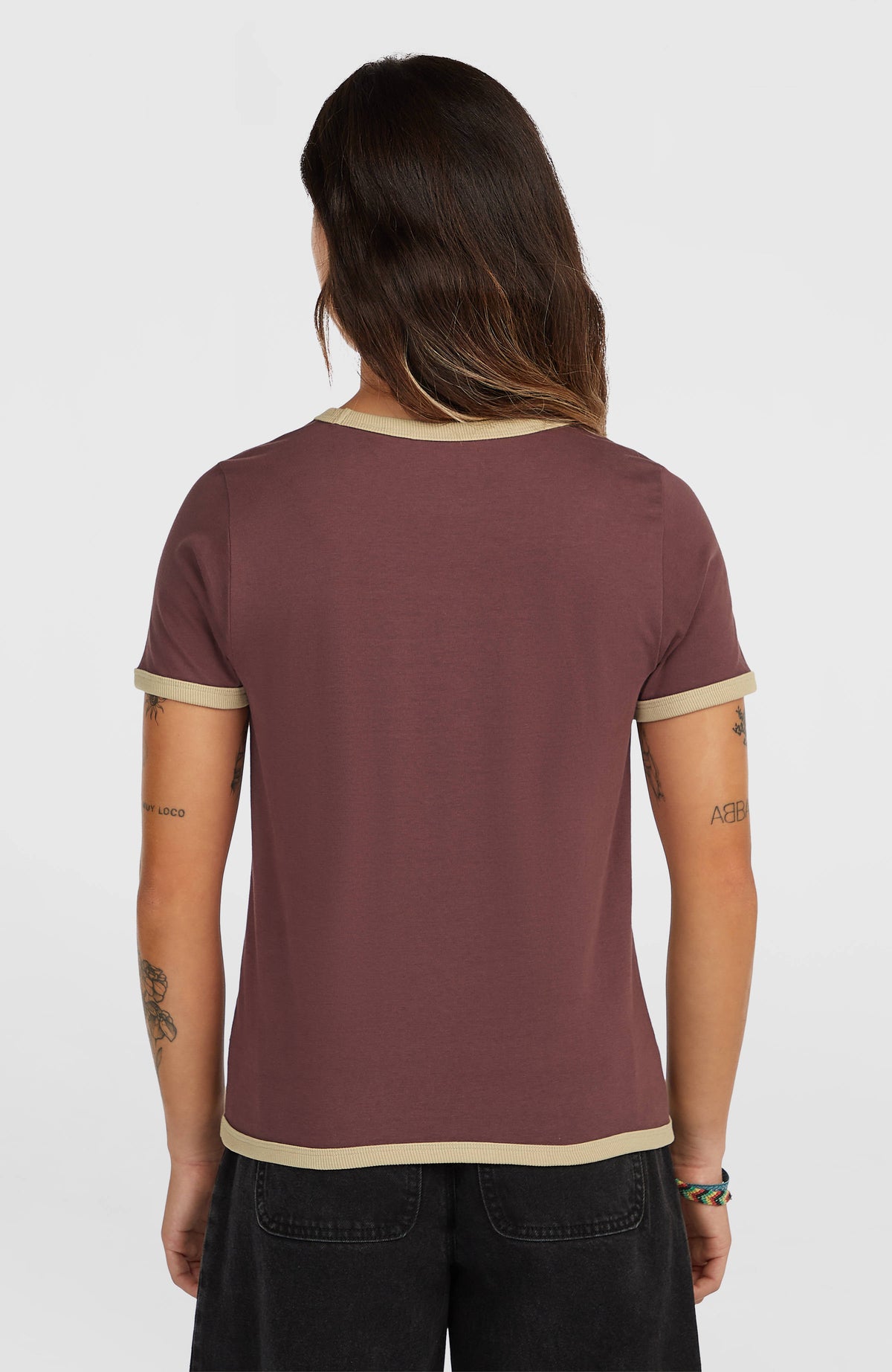 O'Riginals Front Print T-Shirt für Damen, lila, Rückansicht am Model mit farblich abgesetzten Bündchen