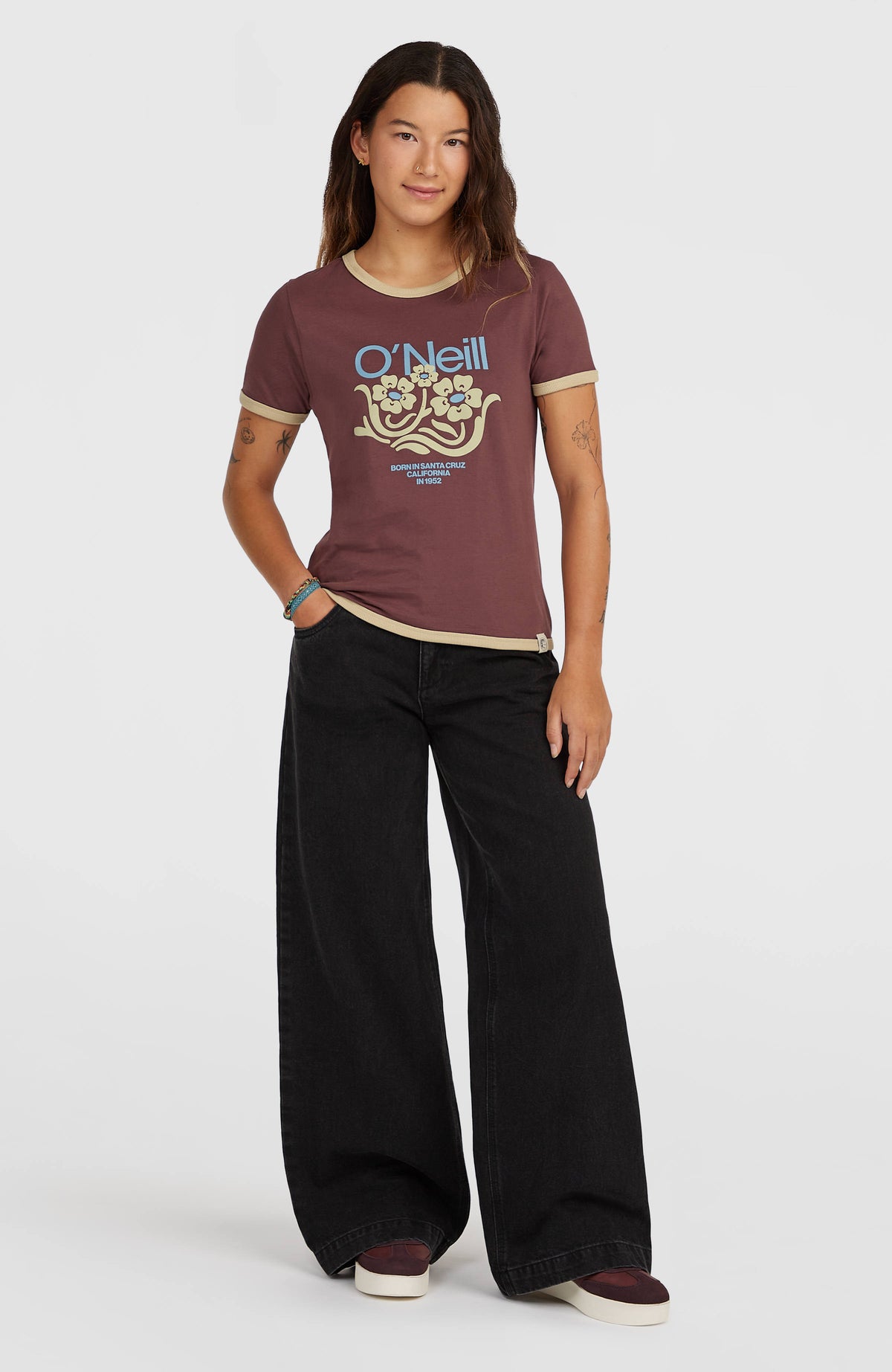 O'Riginals Front Print T-Shirt für Damen, lila mit Logo-Print in Beige und Blau, getragen am Model