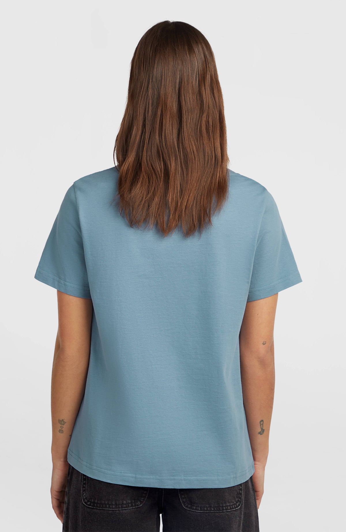 O'Riginals Badge T-Shirt für Damen, blau, klassische Rückansicht am Model