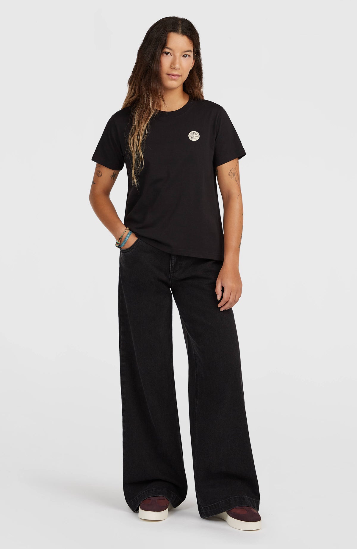 O'Riginals Badge T-Shirt für Damen, schwarz, getragen am Model in Ganzkörperansicht von vorne