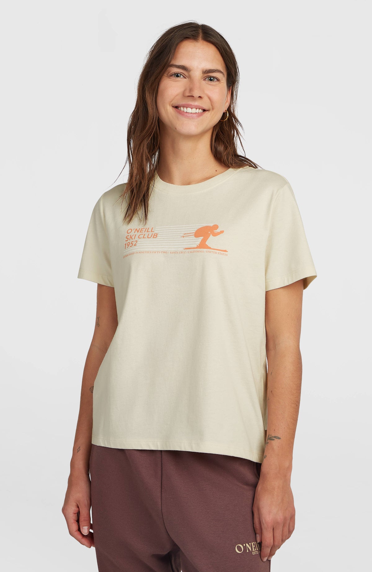 O'Neill Must-Have T-Shirt für Damen, weiß mit Grafik-Print in Orange, Vorderansicht am Model