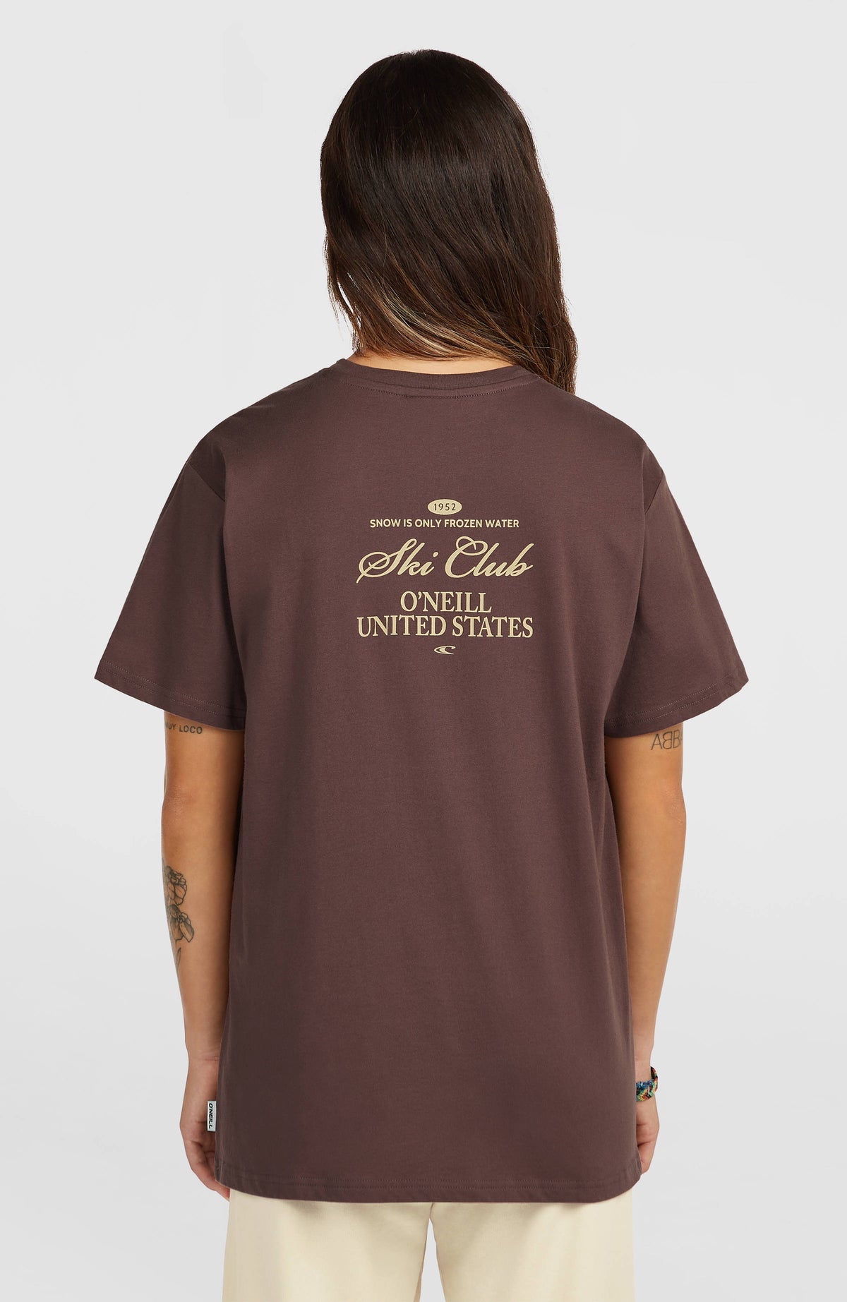 Must-Have Back Graphic T-Shirt für Damen, lila mit Logo-Print in Beige, getragen am Model, Rückansicht