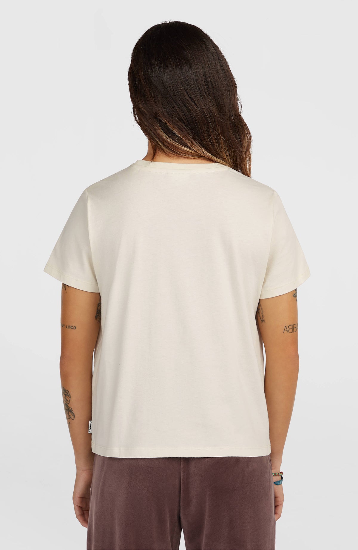 Graphic T-Shirt für Damen, weiß, Rückansicht am Model, gerader Saum und Rundhalsausschnitt