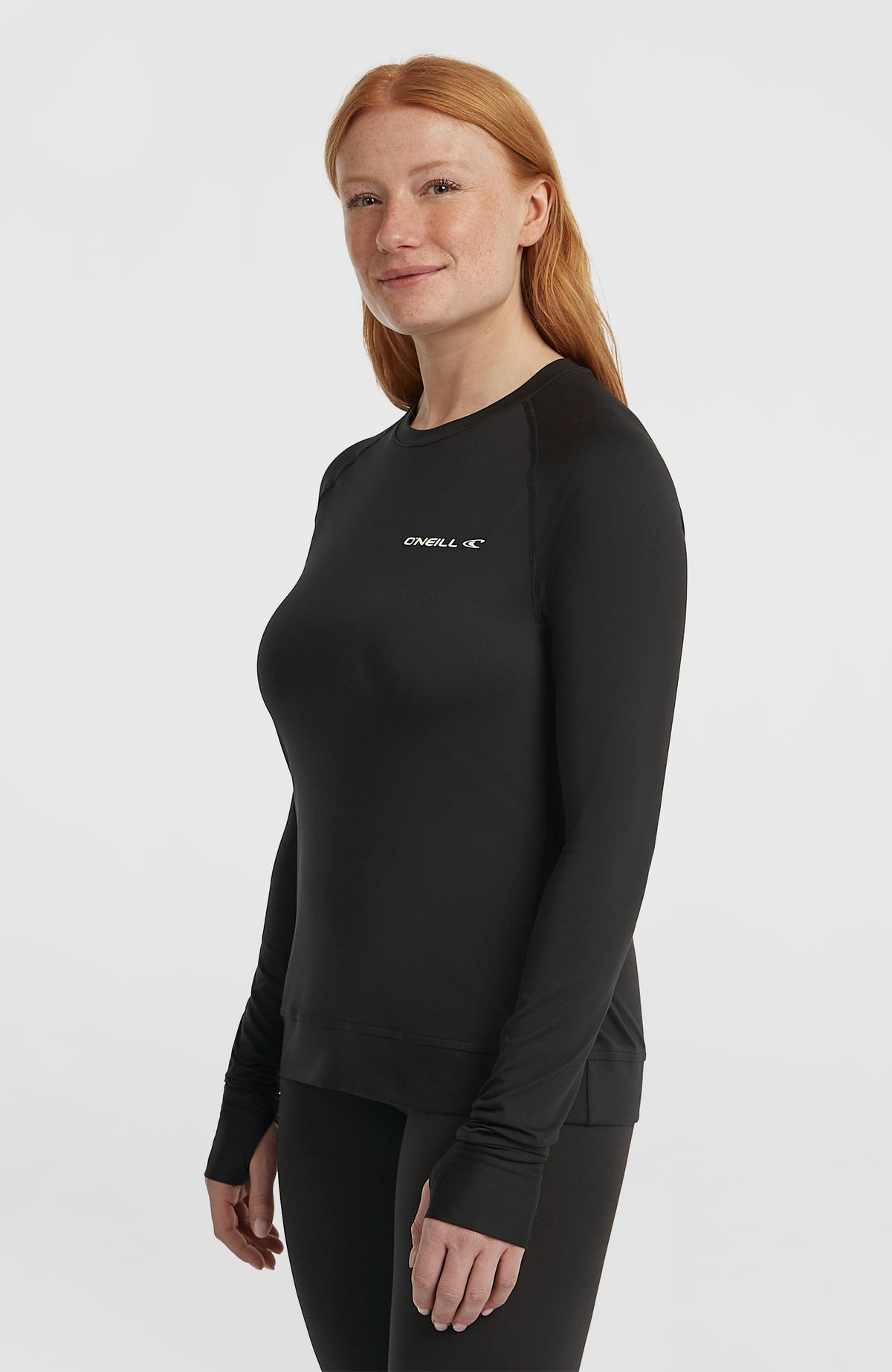 Thermoshirt für Damen, schwarz, Dreiviertelansicht am Model