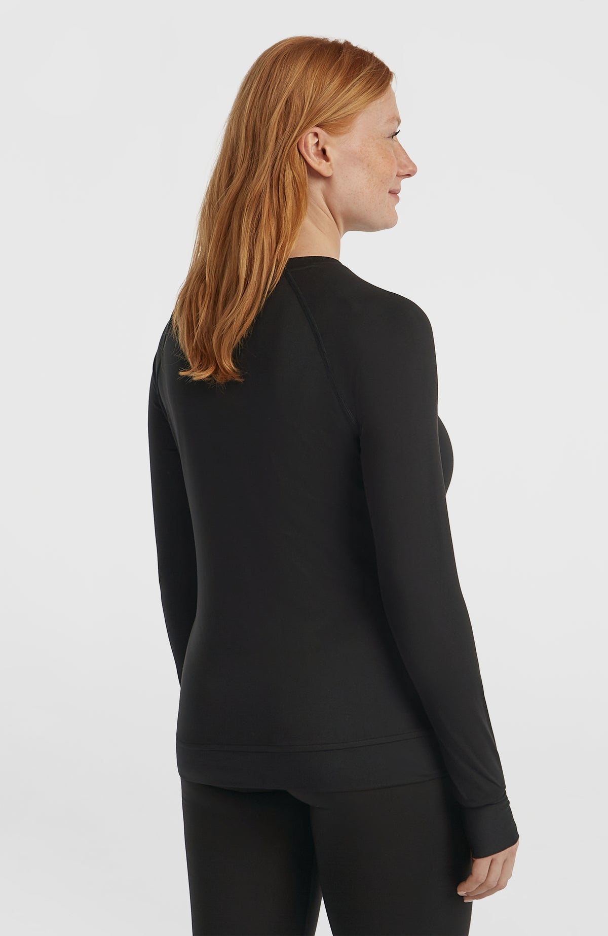 Schwarzes Thermoshirt für Damen, Rückansicht am Model mit Raglannähten