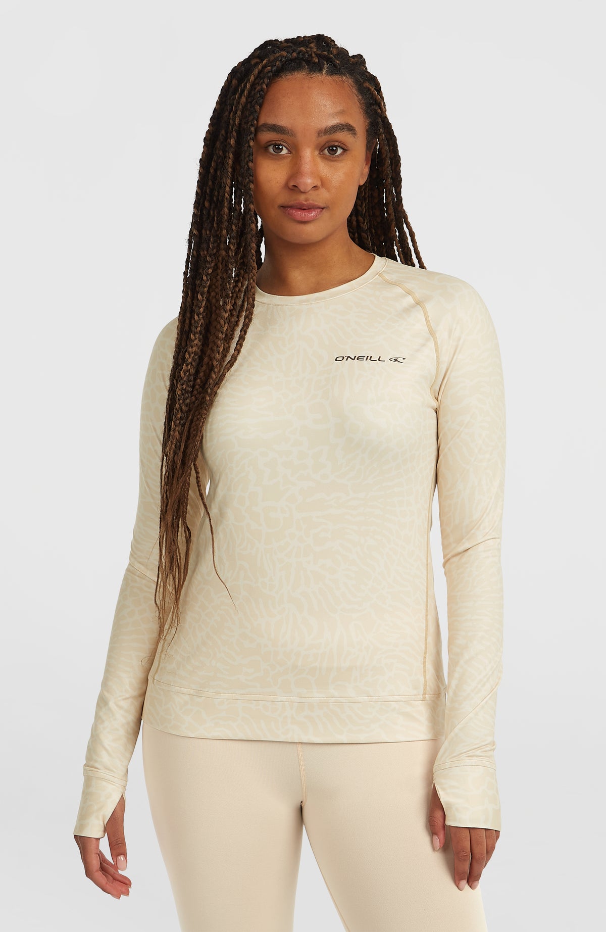 O'Neill Thermoshirt für Damen, beige mit Tiermuster in Cremeweiß, Vorderansicht am Model