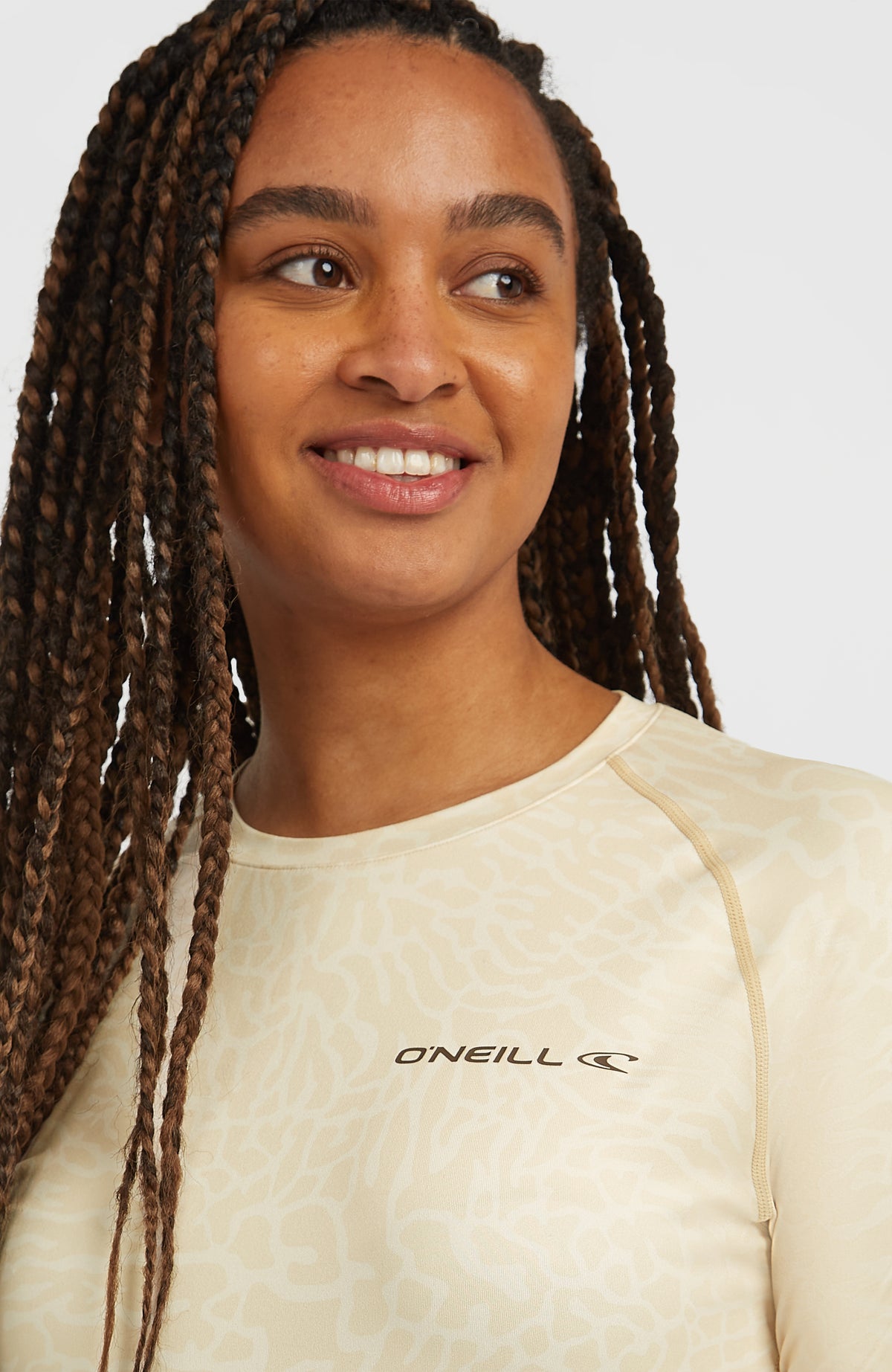 Thermoshirt für Damen, beige mit Tiermuster in Cremeweiß, Nahaufnahme von Rundhalsausschnitt und Logo-Print