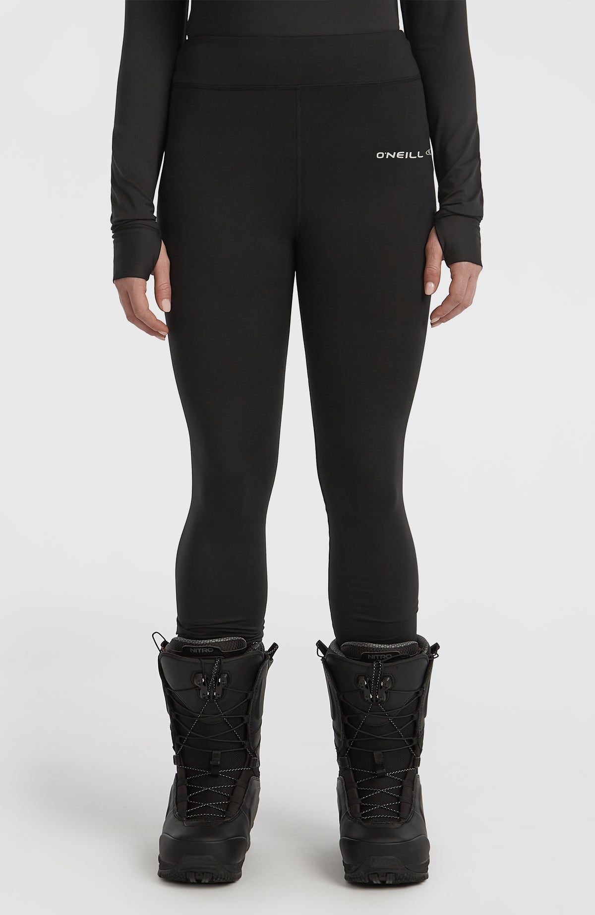 Schwarze Thermounterhose für Damen, Vorderansicht am Model mit weißem Logo-Print