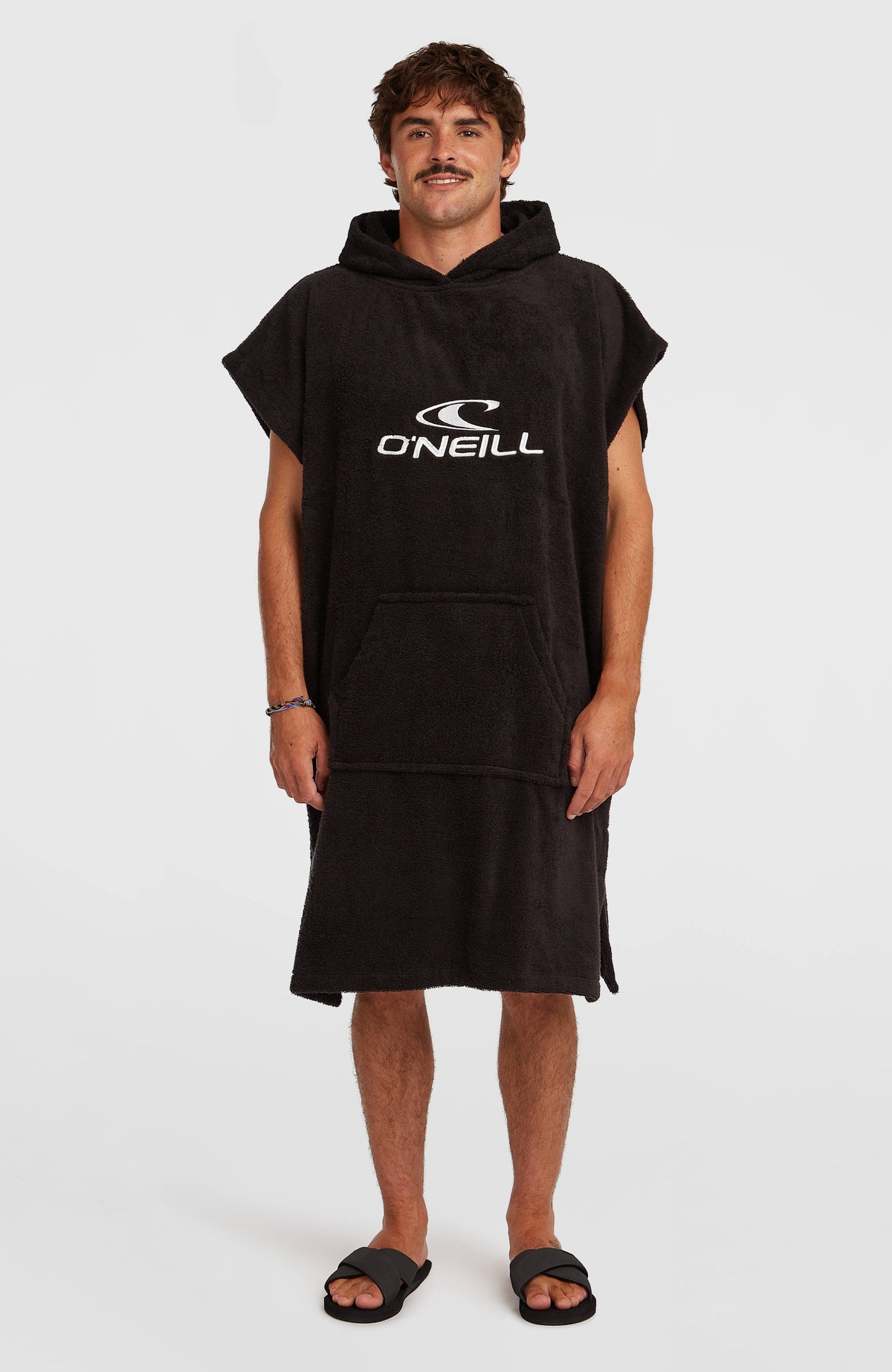 O'Neill Jack's Changing Handtuch für Herren, schwarz mit Logo-Print in Weiß, Vorderansicht getragen am Model