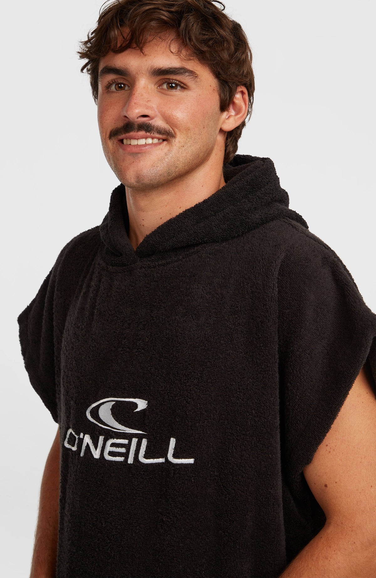 Nahaufnahme von Kapuze und weißem Logo-Print des schwarzen Jack's Changing Handtuch für Herren am Model
