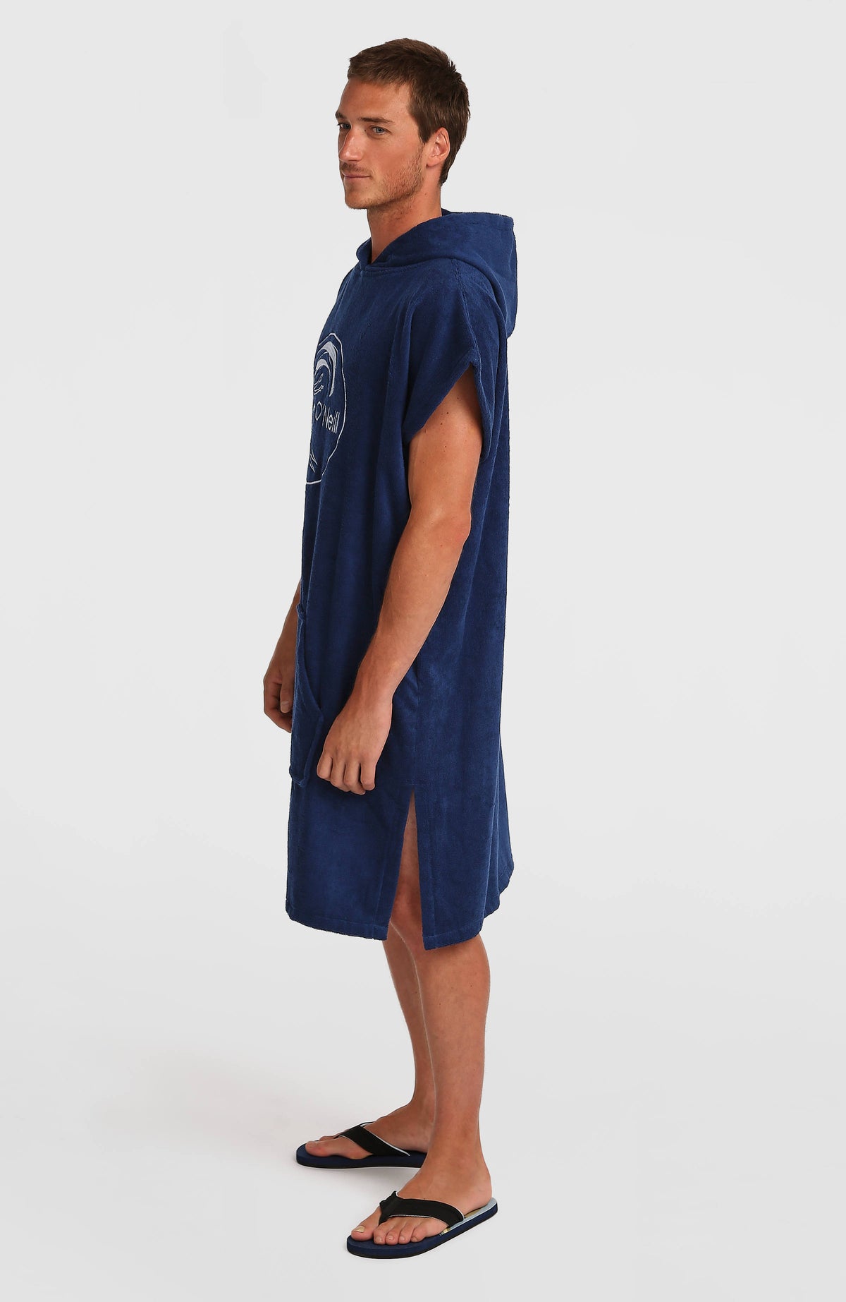 O'Riginals Poncho-Handtuch für Herren, blau mit Logo-Stickerei in Weiß, Seitenansicht am Model mit Seitenschlitz