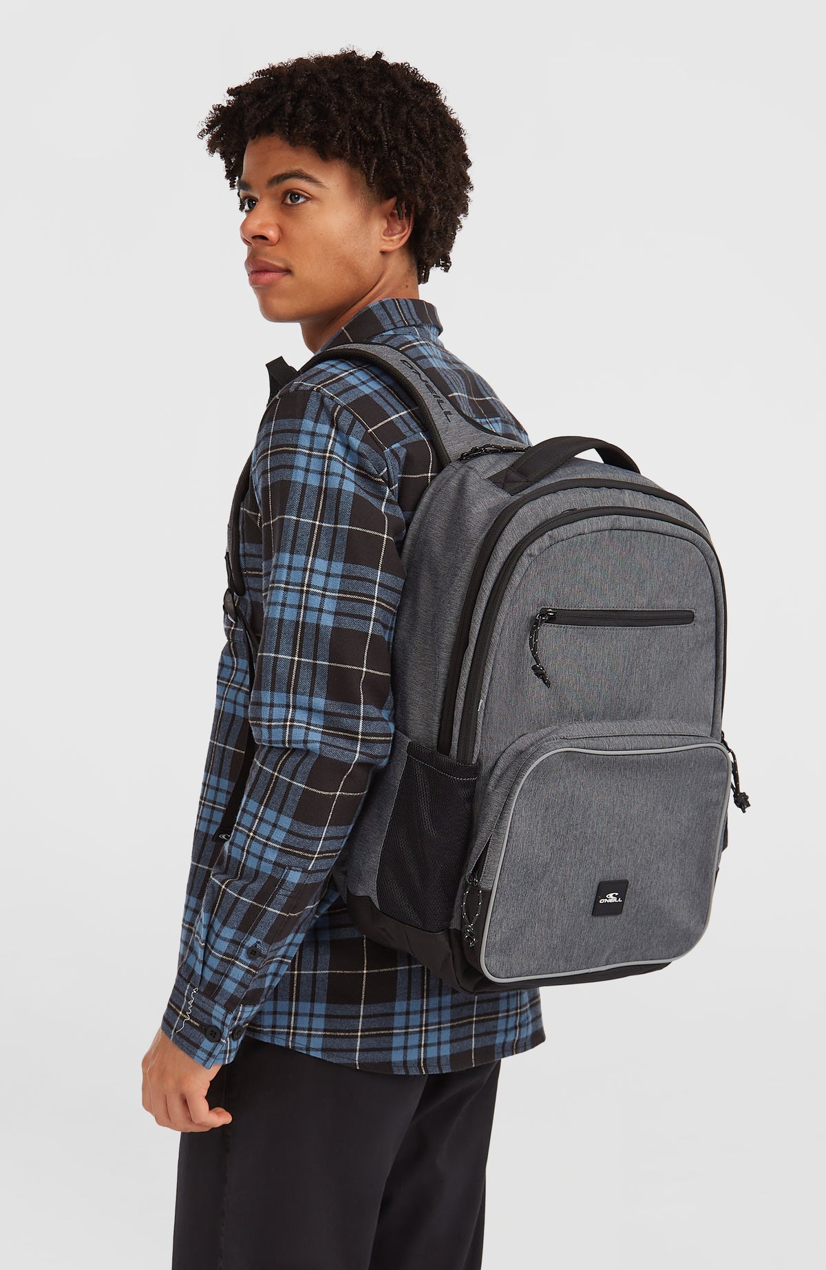 President Rucksack für Herren, grau, getragen am Model in Dreiviertelansicht von hinten
