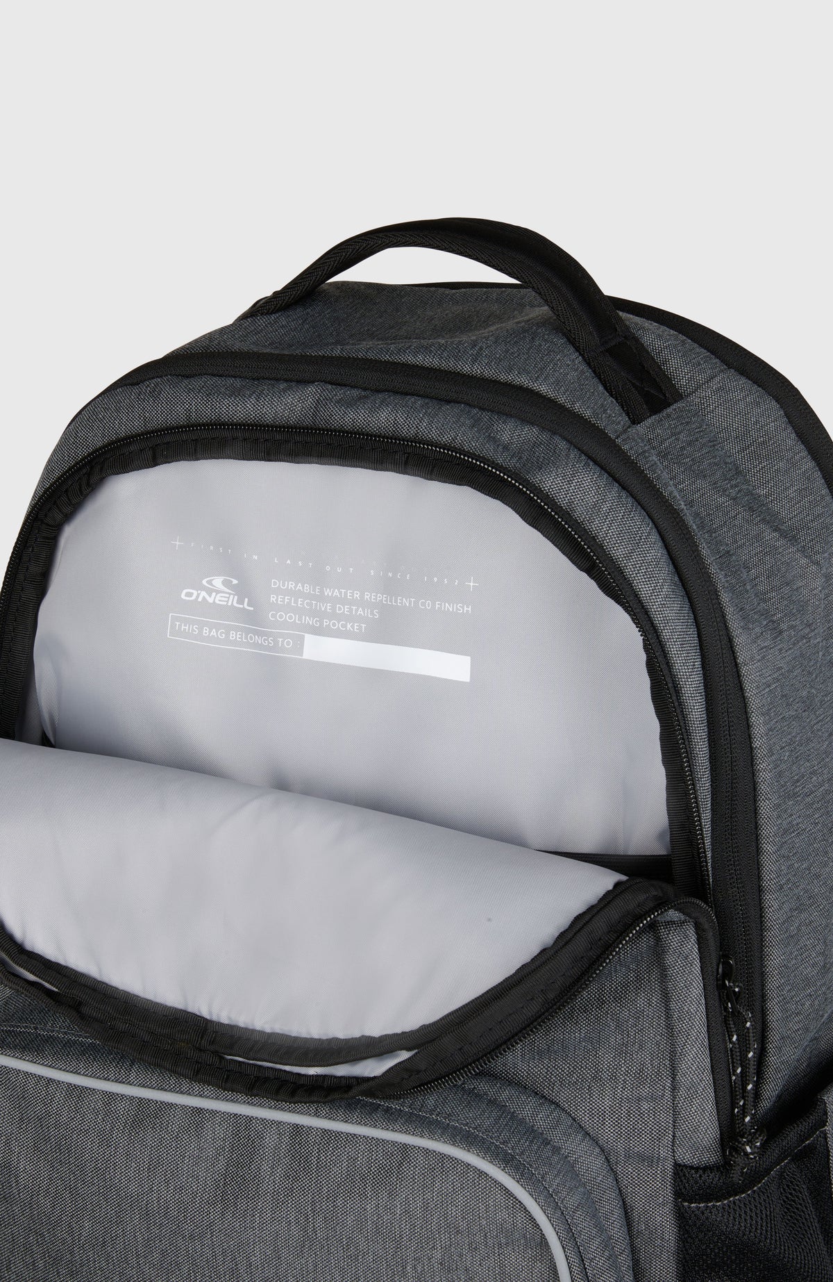 Nahaufnahme des geöffneten Hauptfachs am grauen President Rucksack mit hellem Innenfutter