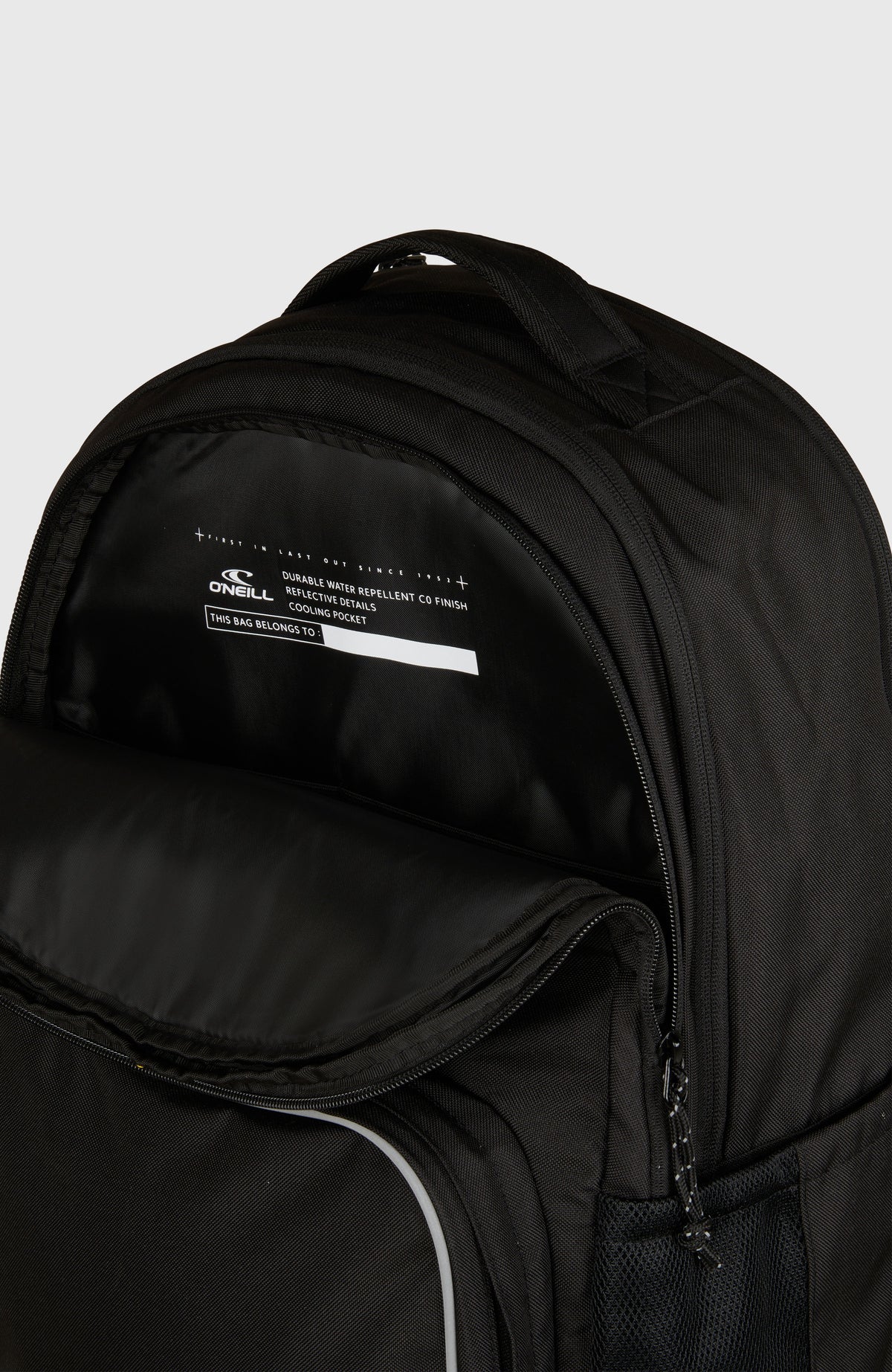 Nahaufnahme des geöffneten Hauptfachs des schwarzen President Rucksacks mit Adressfeld