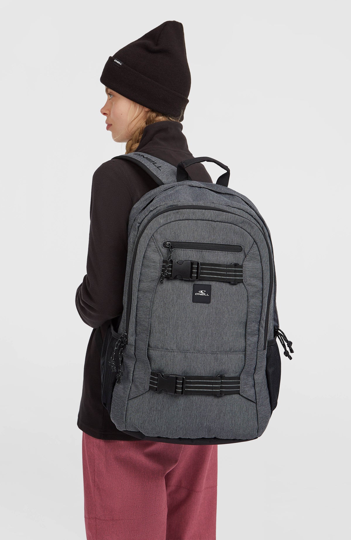 Boarder Rucksack für Herren, grau, getragen am Model von der Seite mit verstellbarem Schultergurt