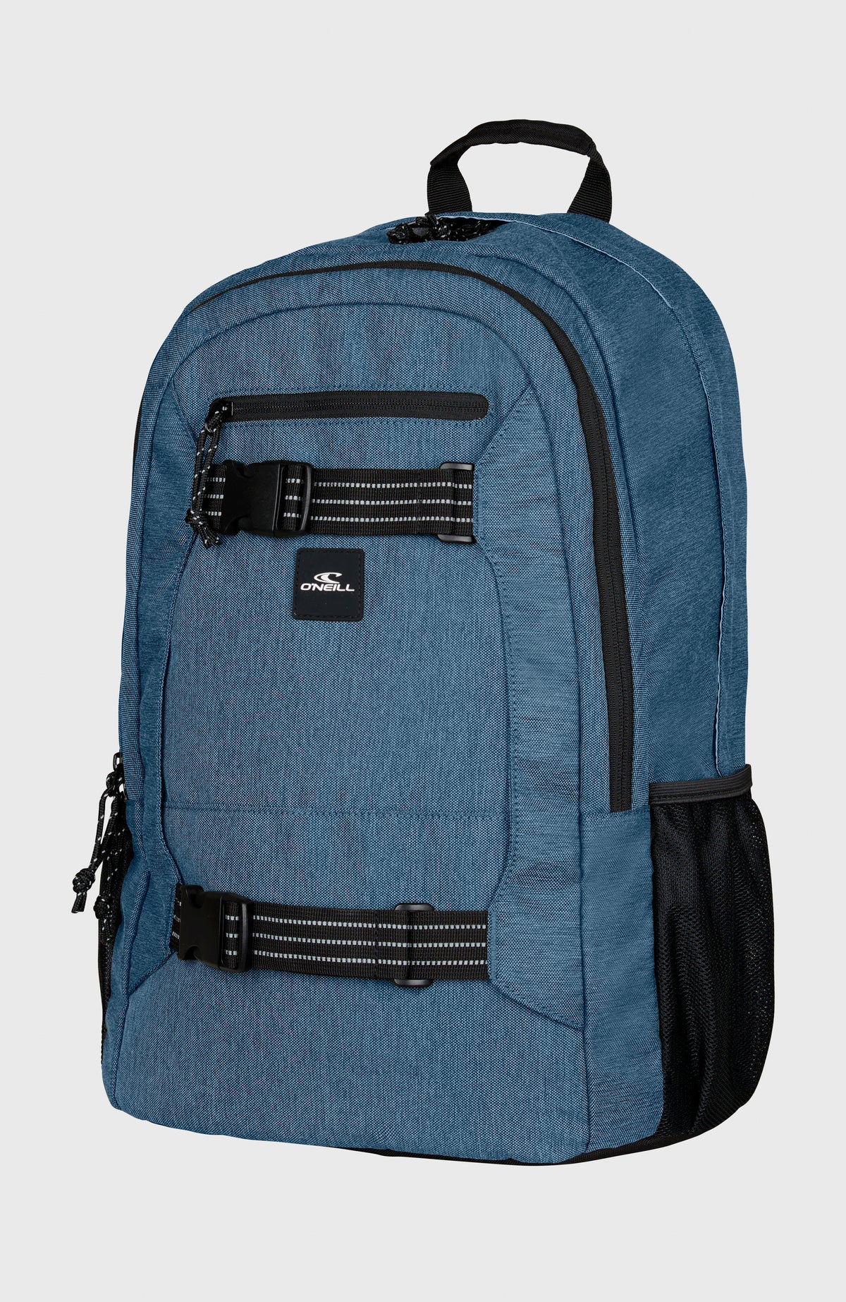 Boarder Rucksack für Herren in Blau, freigestellt von schräg vorne mit Schnallen und Reißverschlusstasche
