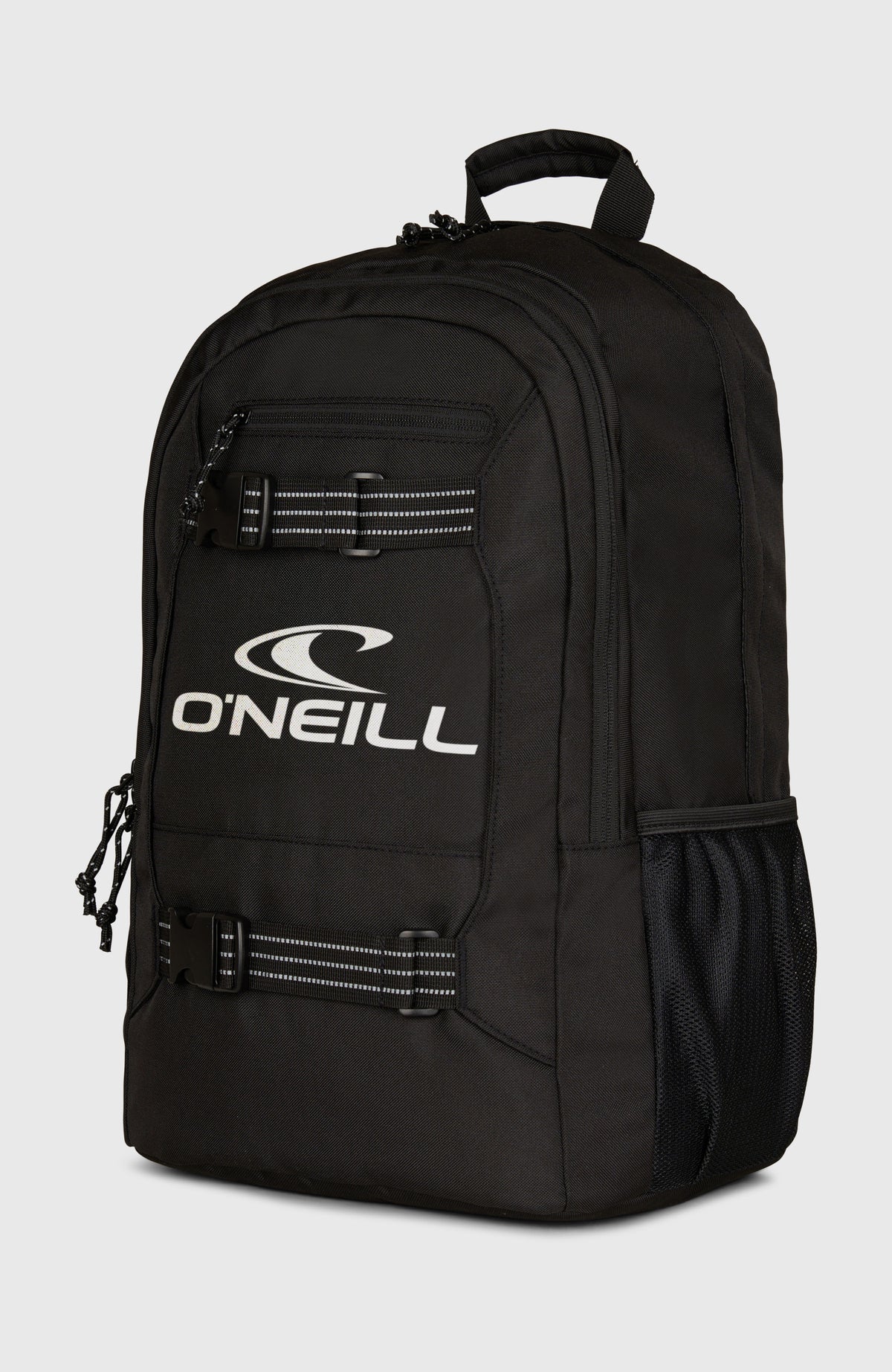 Boarder Rucksack für Herren, schwarz mit Logo-Print in Weiß, freigestellt in Schrägansicht
