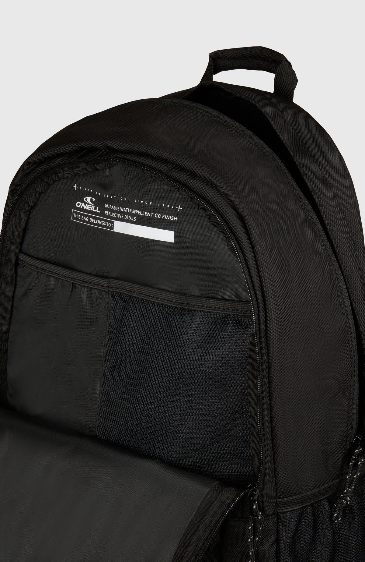 Boarder Rucksack für Herren, schwarz mit Logo-Print in Weiß, Nahaufnahme des geöffneten Innenfachs