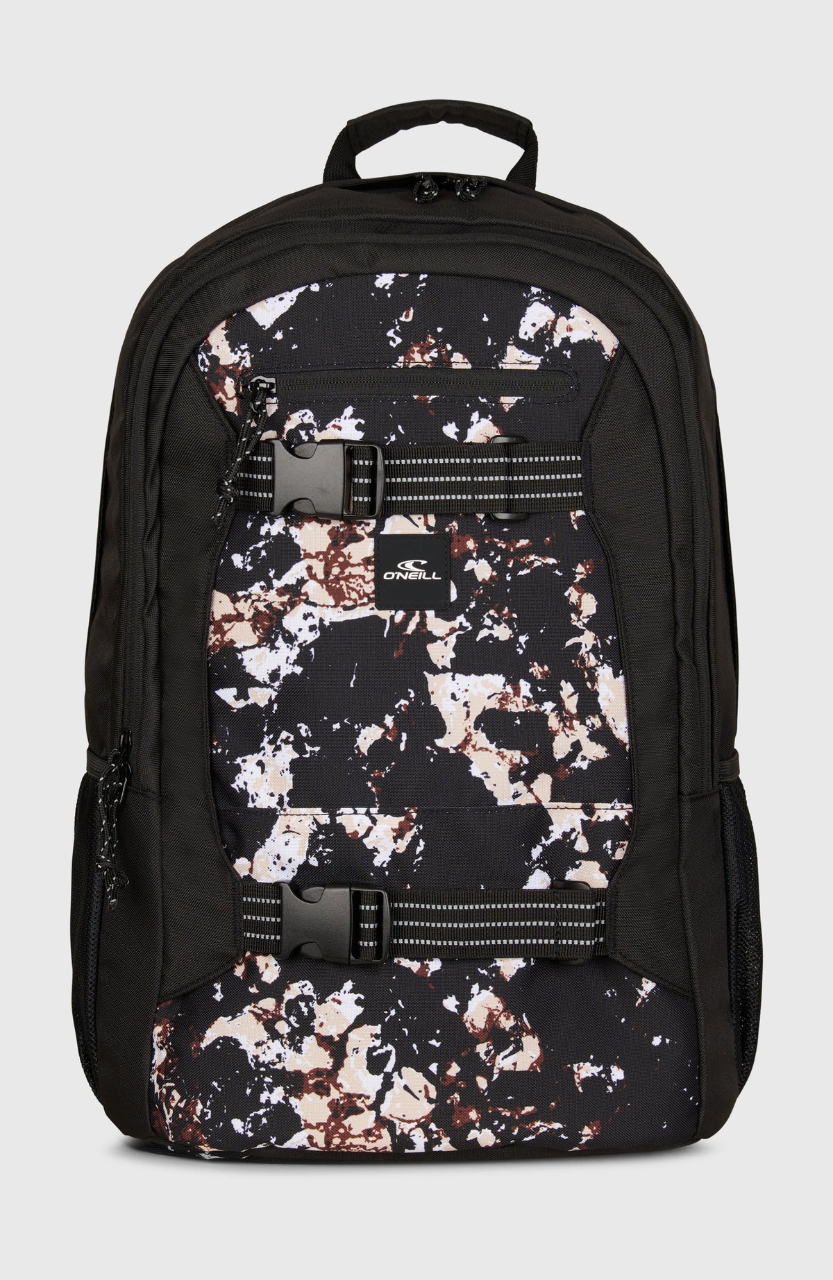 O'Neill Boarder Rucksack für Herren, schwarz mit Muster in Beige und Weiß, freigestellt von vorne mit Schnallen