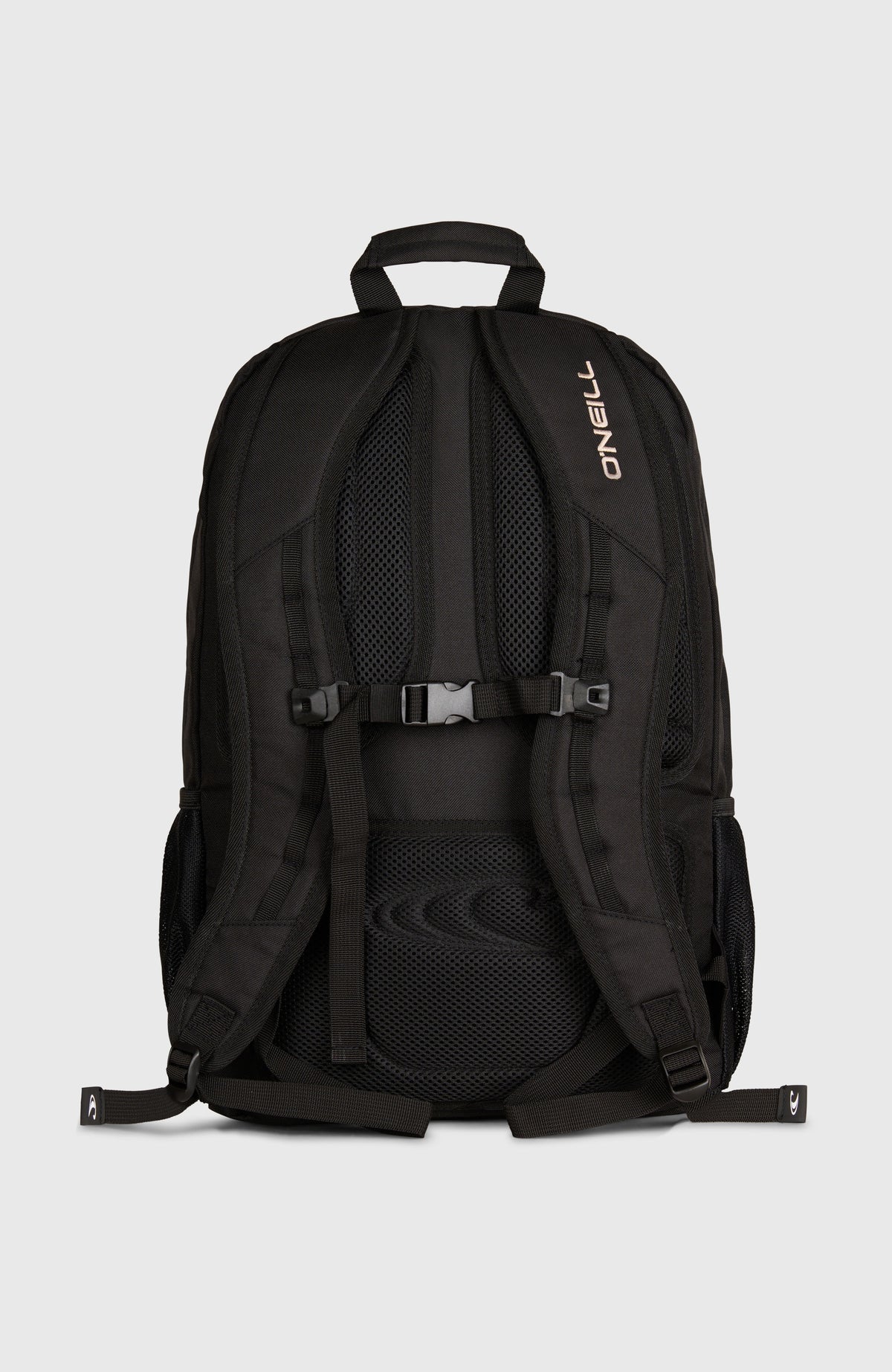 Boarder Rucksack für Herren, schwarz mit Muster in Beige und Weiß, freigestellt von hinten mit Schultergurten