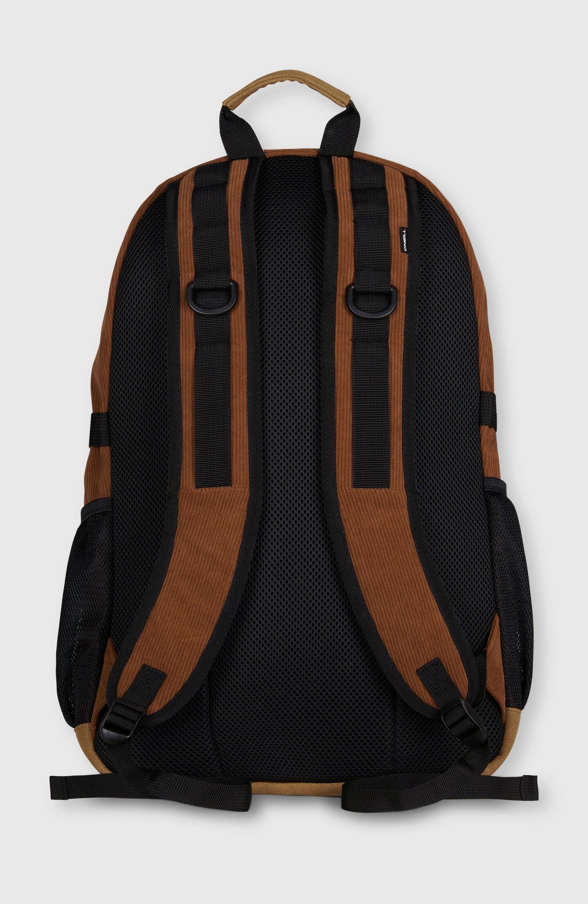 O'Riginals Rucksack, braun, freigestellt von der Rückseite mit gepolsterten Schultergurten und D-Ringen