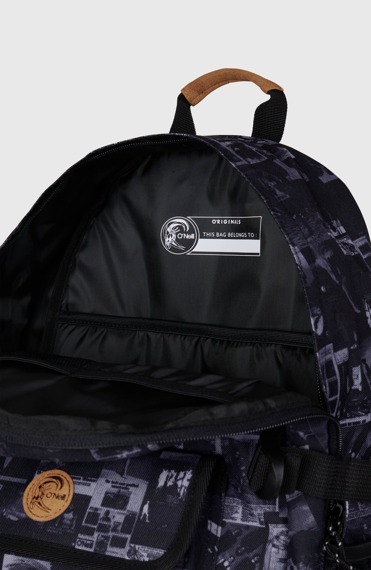 Nahaufnahme des geöffneten Hauptfachs und Adressfelds des schwarzen O'Riginals Rucksack