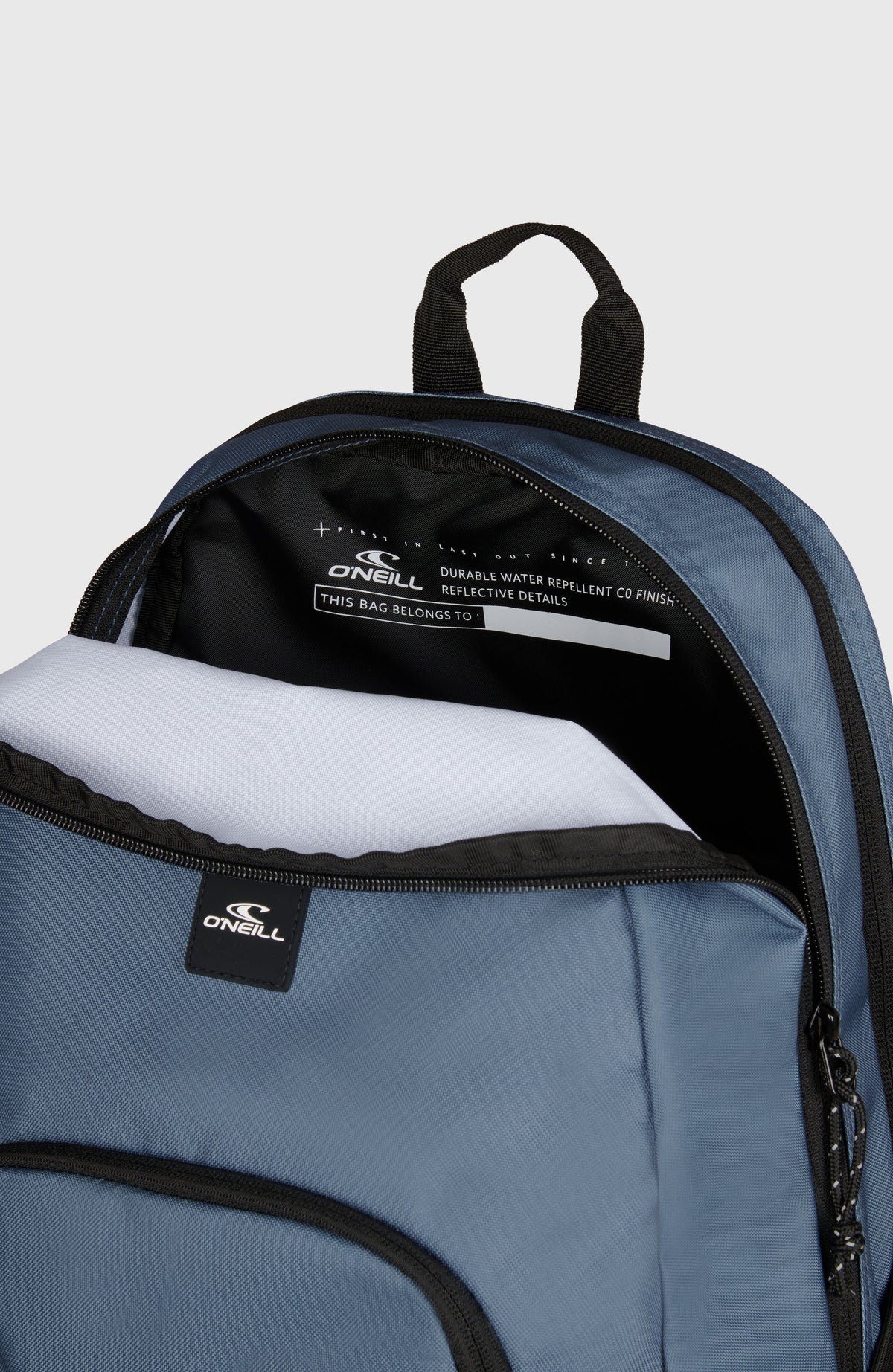 Wedge Rucksack für Herren, blau, Nahaufnahme des geöffneten Hauptfachs mit Reißverschluss und Adressfeld
