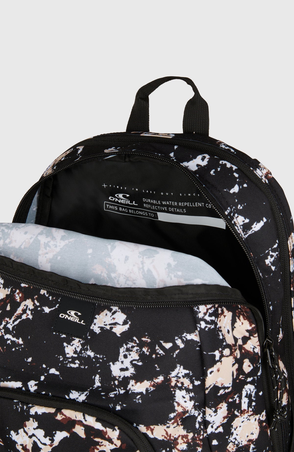 Nahaufnahme des geöffneten Hauptfachs am schwarzen Wedge Rucksack für Herren mit Allover-Print in Beige und Weiß