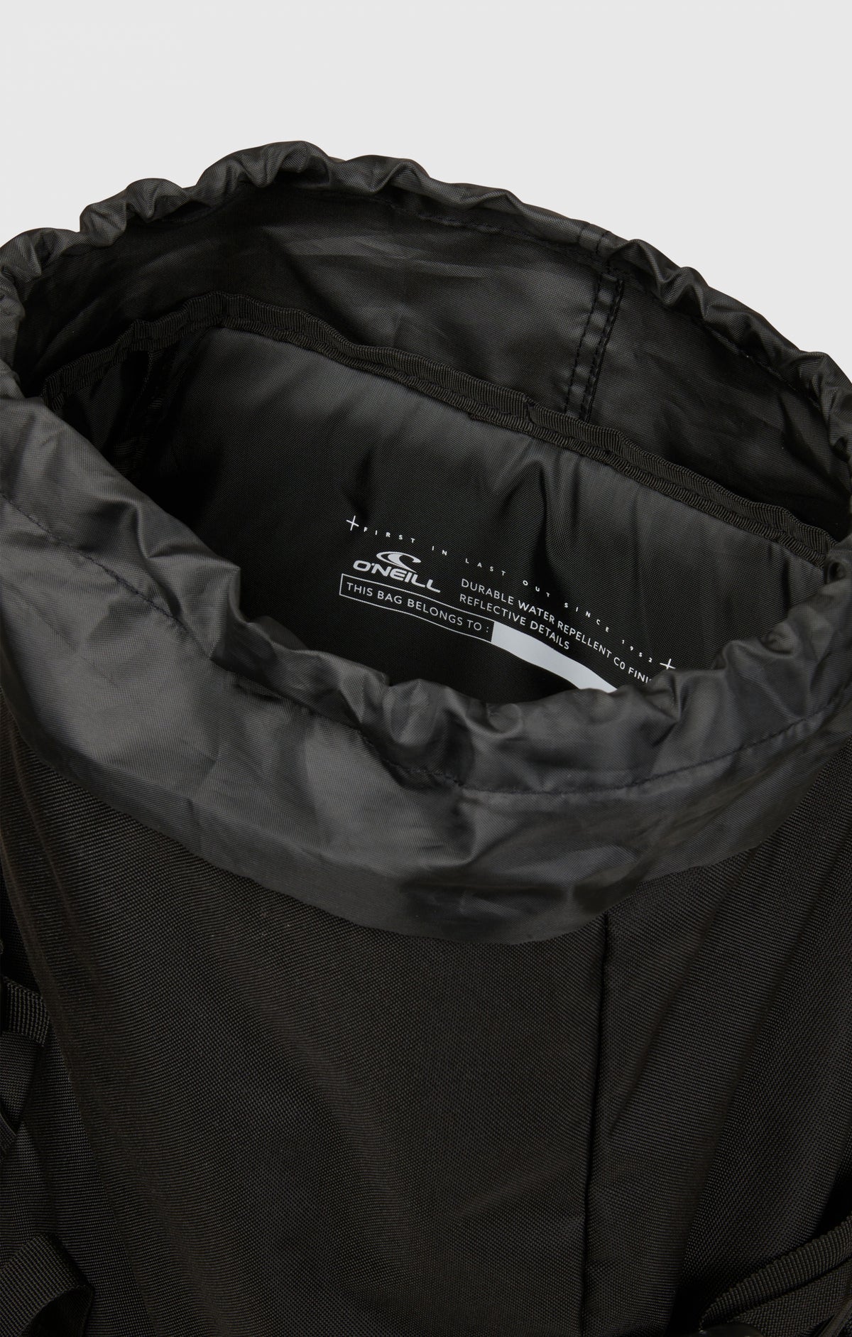 Nahaufnahme der oberen Öffnung mit Kordelzug und Innenfutter des schwarzen Toploader Rucksacks für Herren