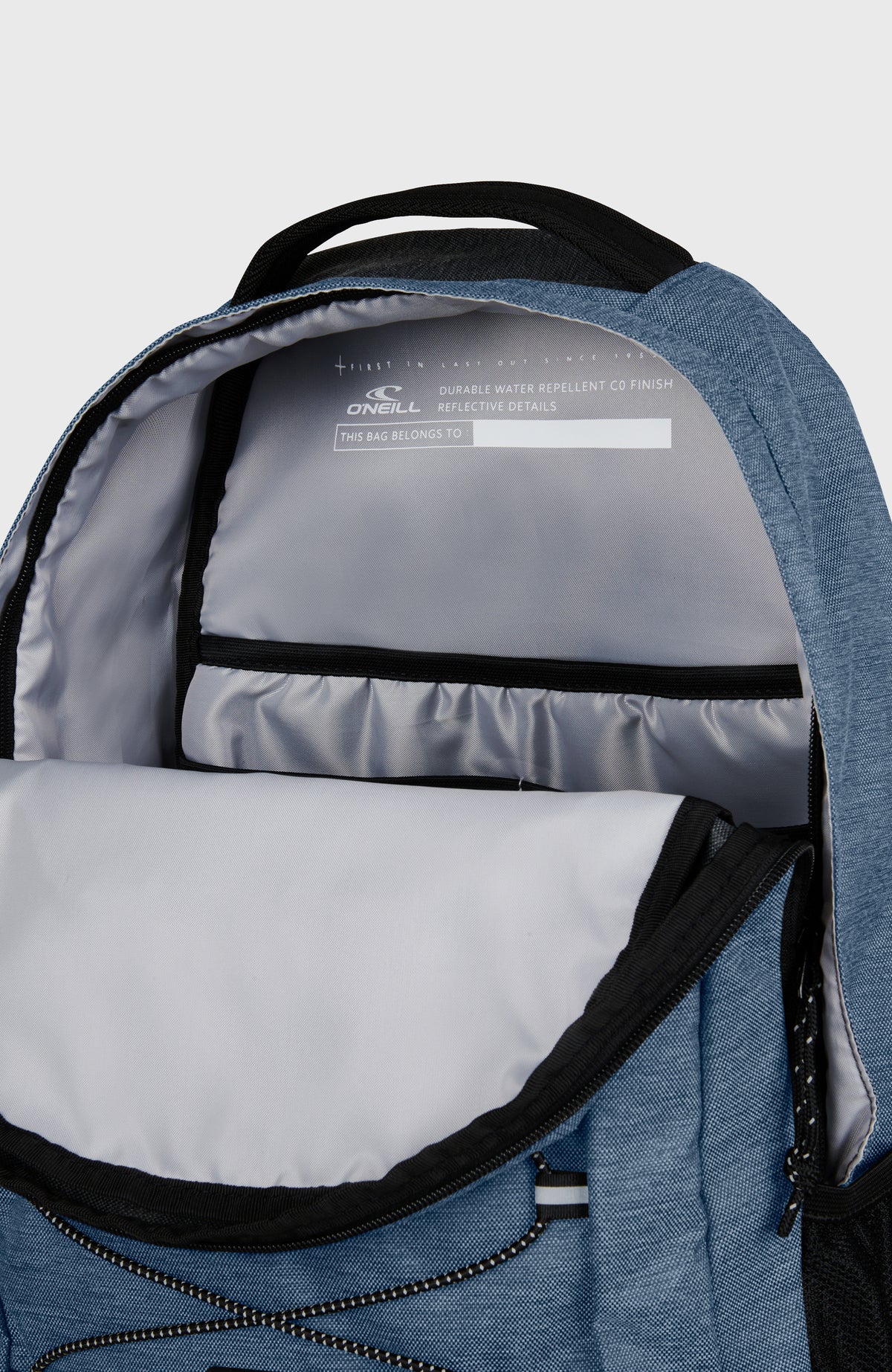 Kleiner Boarder Rucksack in Blau, Nahaufnahme des geöffneten Hauptfachs mit hellem Innenfutter