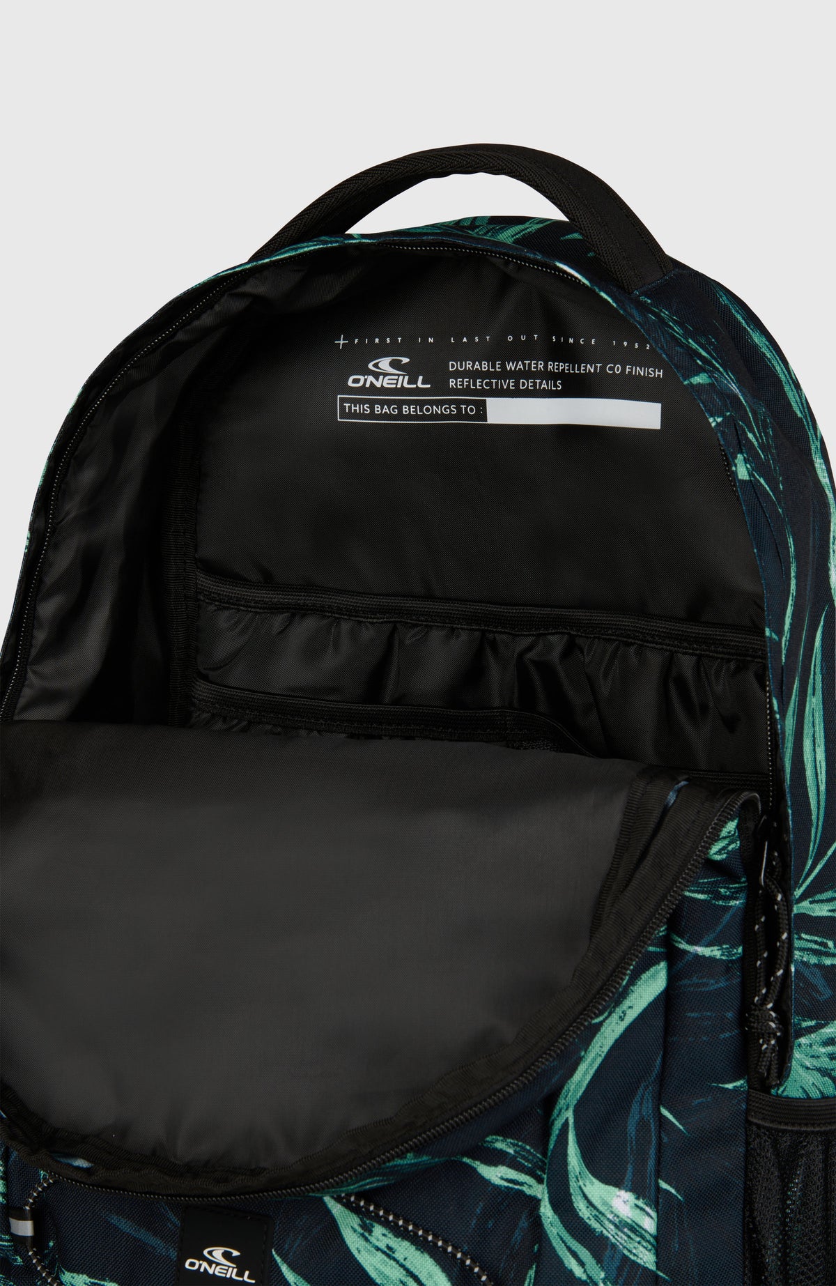 Nahaufnahme des geöffneten Hauptfachs des blauen Kleiner Boarder Rucksacks mit Palmenmuster in Grün