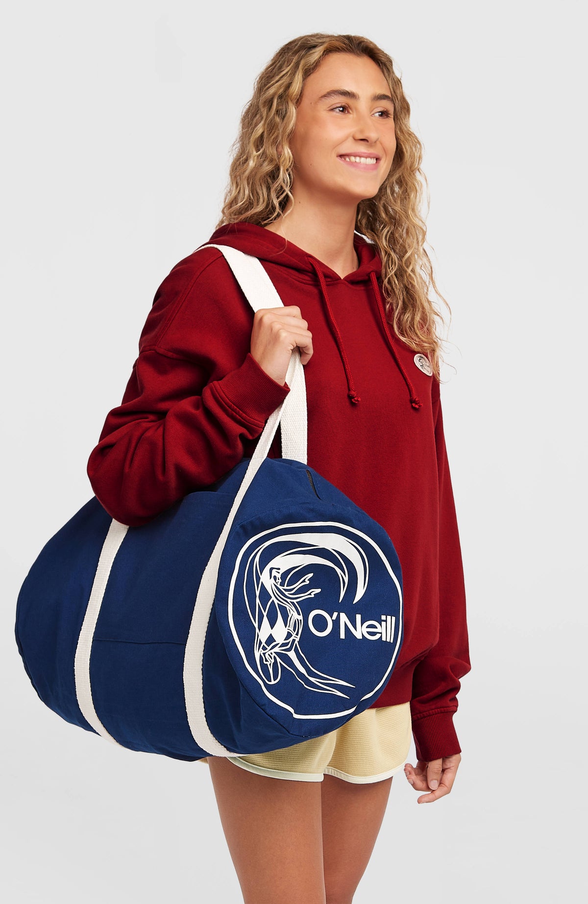 O'Riginals Tasche für Herren, blau mit Logo-Print in Weiß, Seitenansicht, getragen am Model