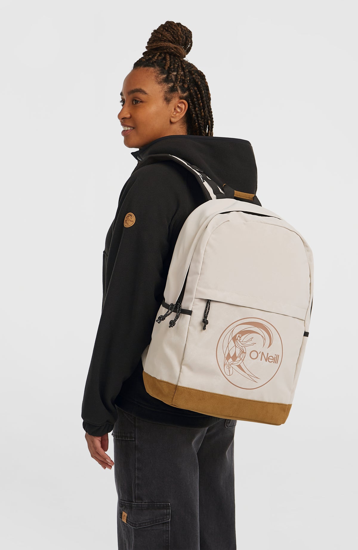 O'Riginals Circle Surfer Rucksack, beige mit Logo-Print in Braun, getragen am Model in der Seitenansicht