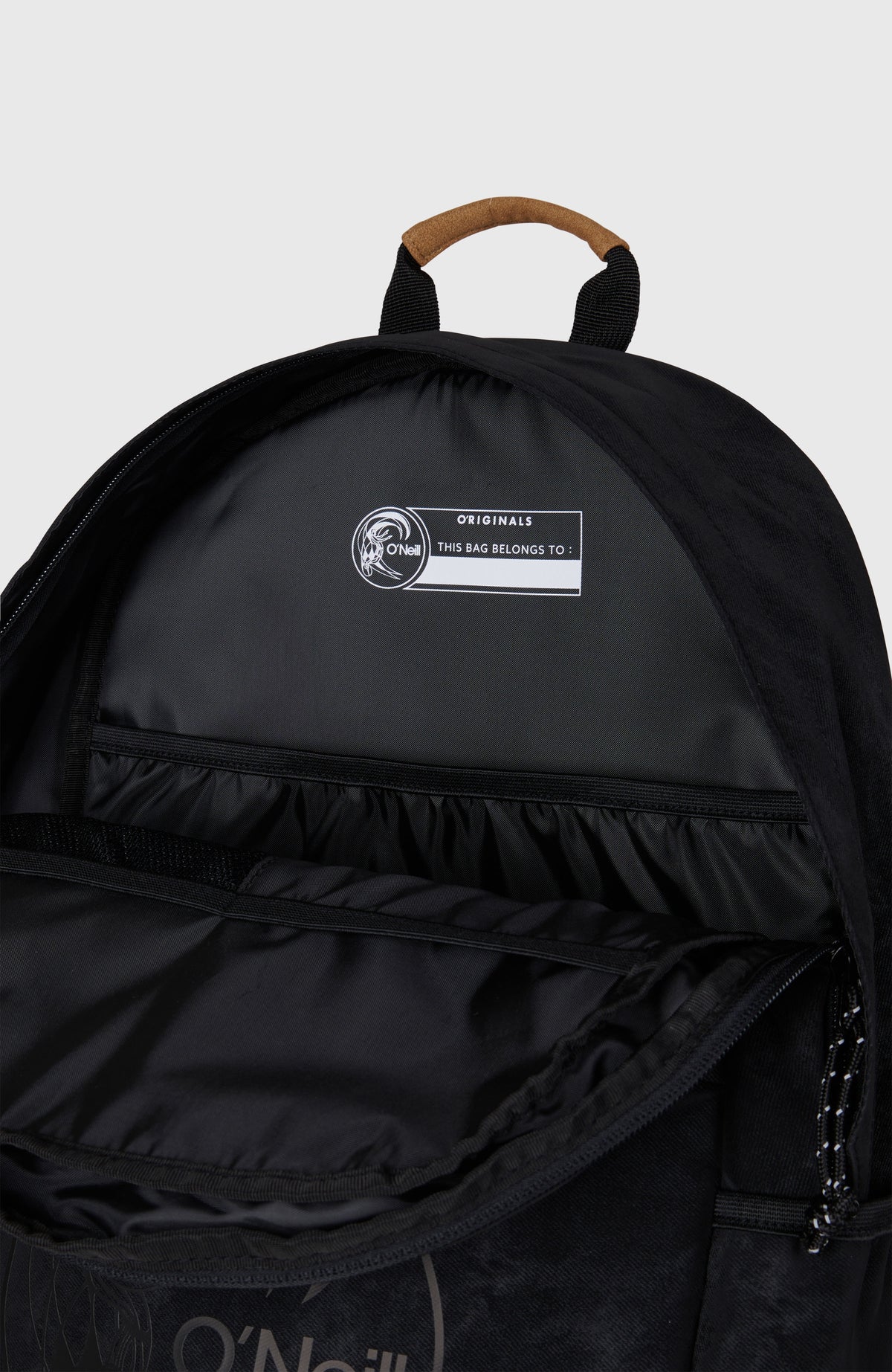 Nahaufnahme des geöffneten Hauptfachs vom schwarzen O'Riginals Circle Surfer Rucksack mit Adressfeld innen