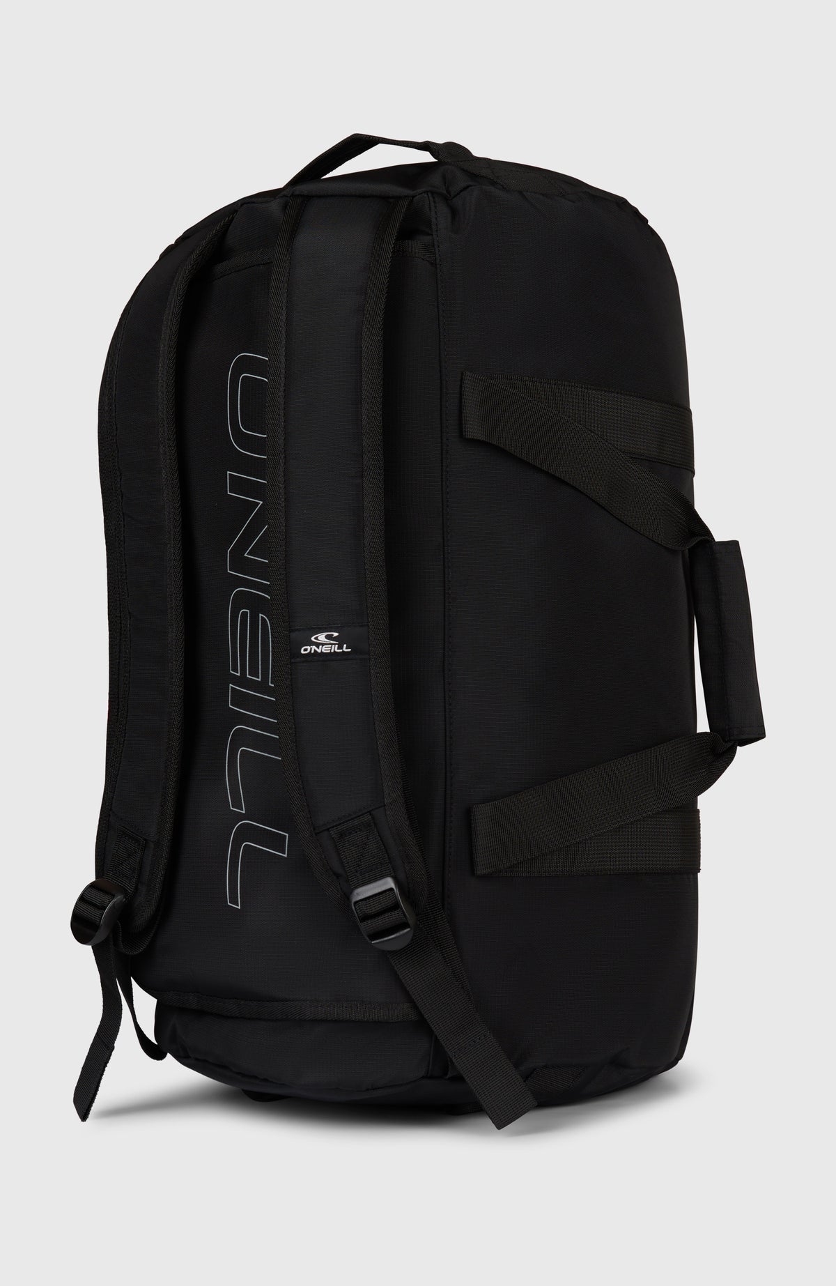 Schwarze Reisetasche, freigestellt von hinten, aufrechte Ansicht mit gepolsterten Rucksackgurten und Logo-Druck