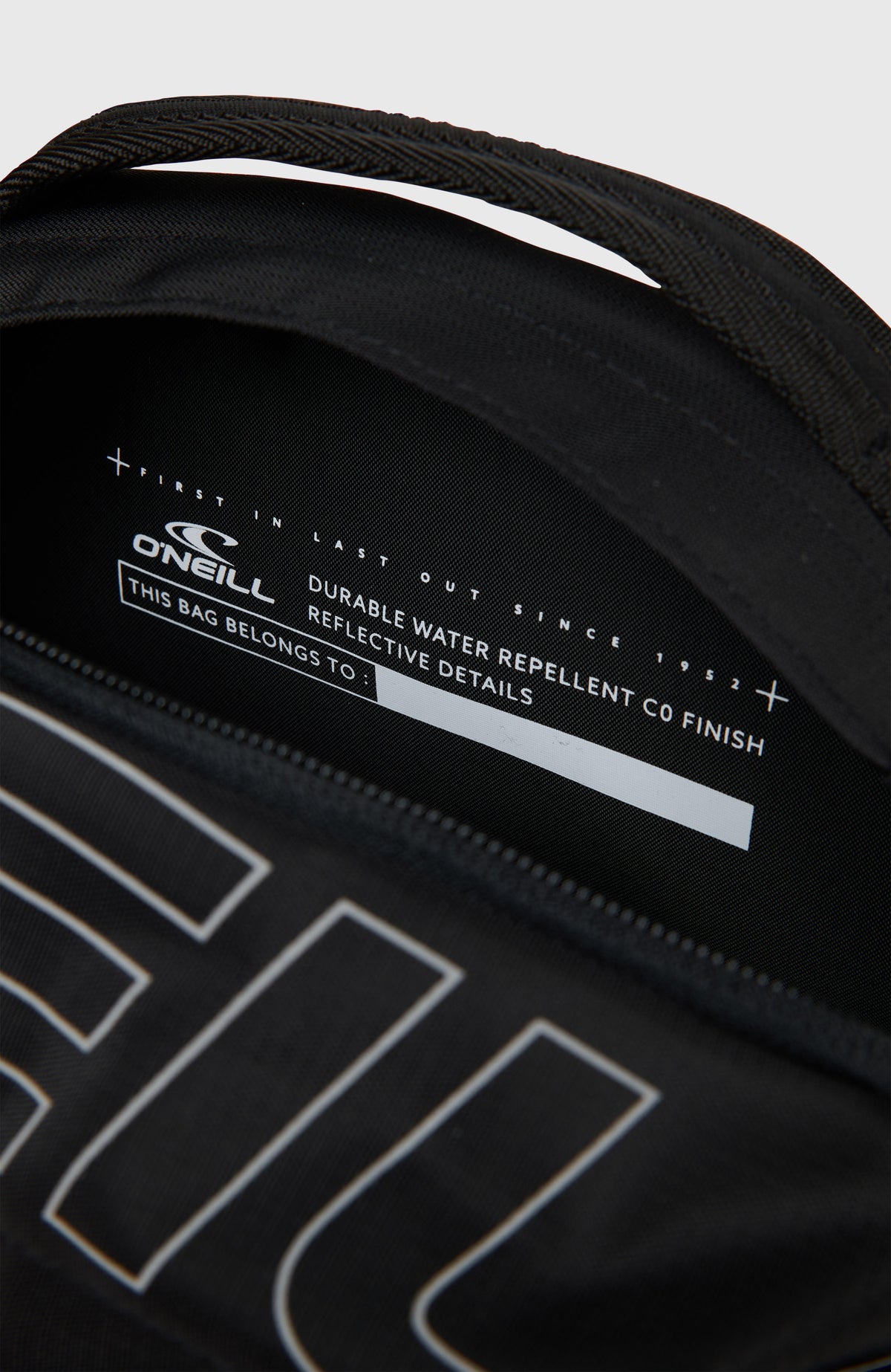 Nahaufnahme des Innenbereichs mit Namensschild am schwarzen President 32L Rucksack