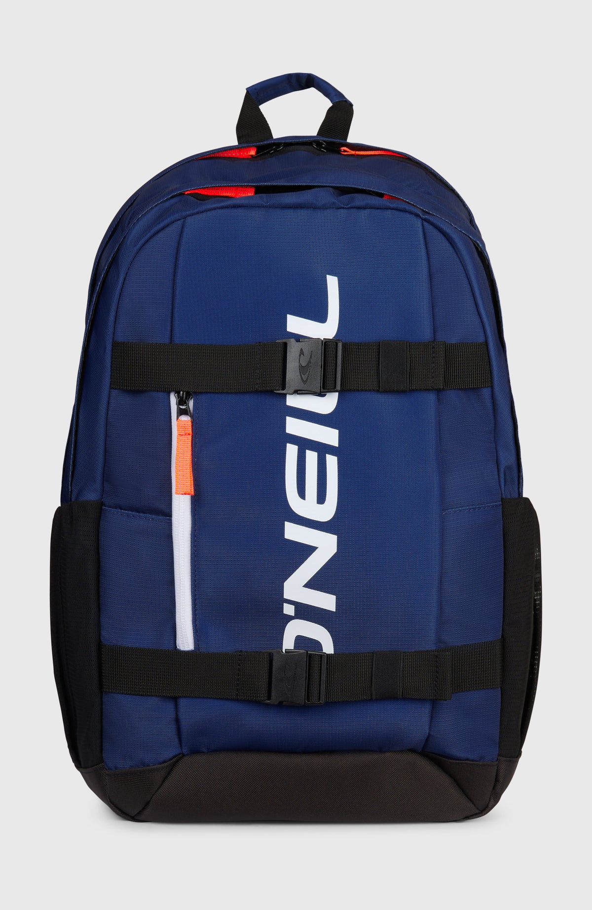 O'Neill Surfer Rucksack für Herren, blau, freigestellt von vorne, vertikaler Logo-Print und Riemen